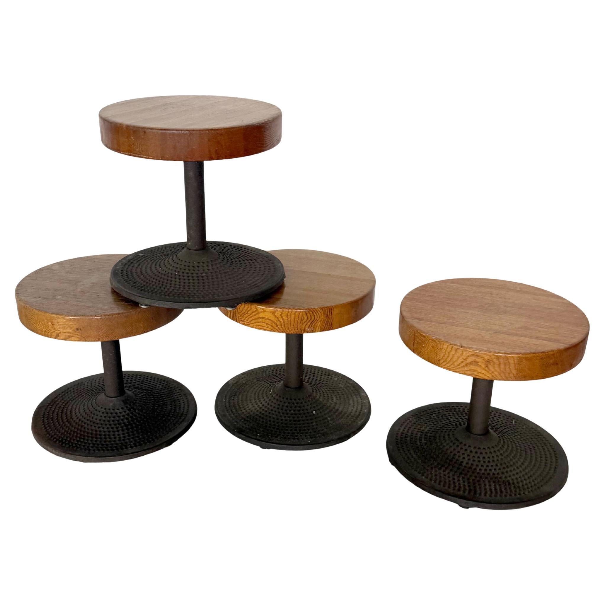 Sgabelli Ilmari Tapiovaara in ghisa e Oak