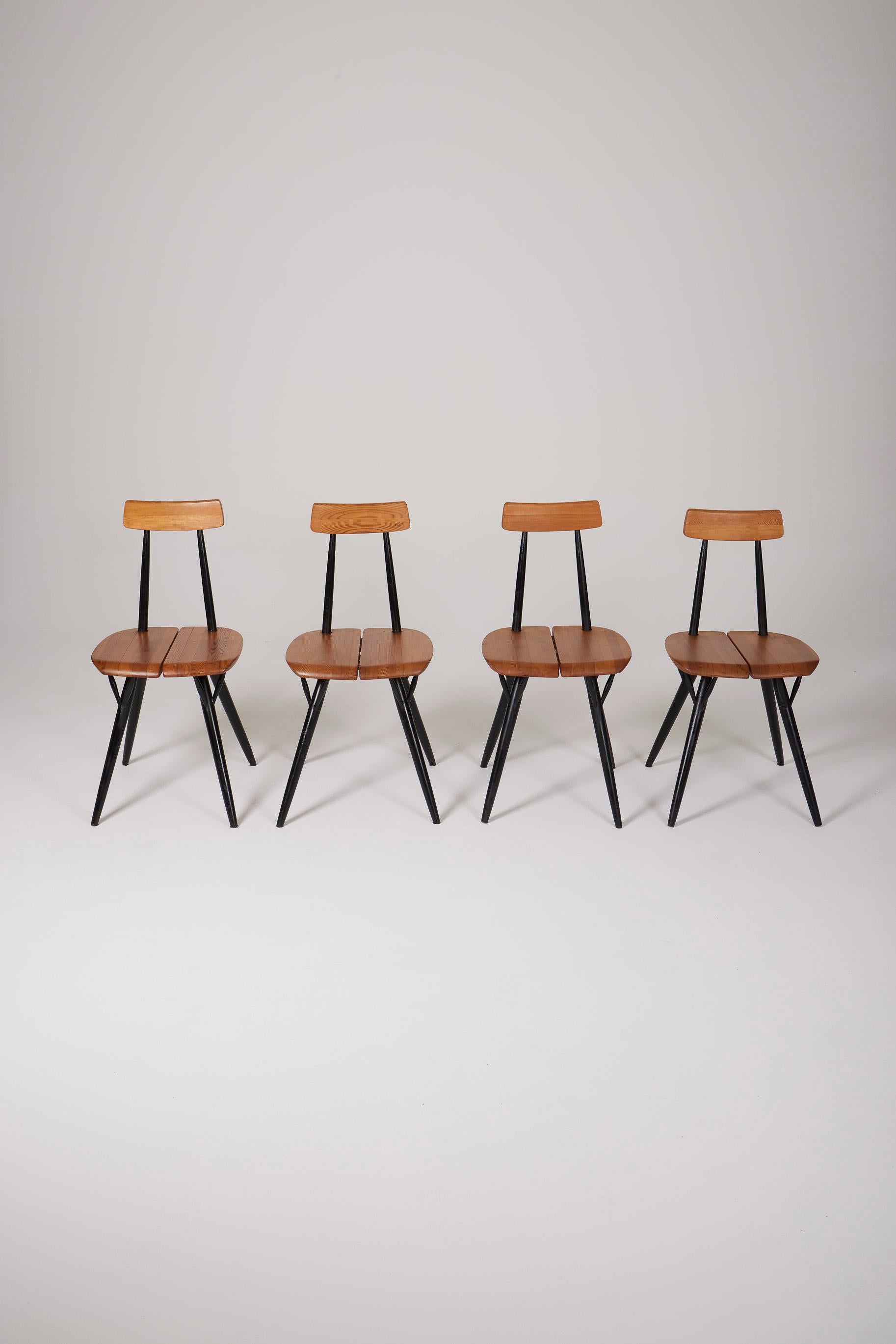 Set of 4 Pirkka chairs in pine wood by Finnish designer Ilmari Tapiovaara for Laukaan Puu, dating back to the 1950s. In perfect condition.
DV529-530-531-532
