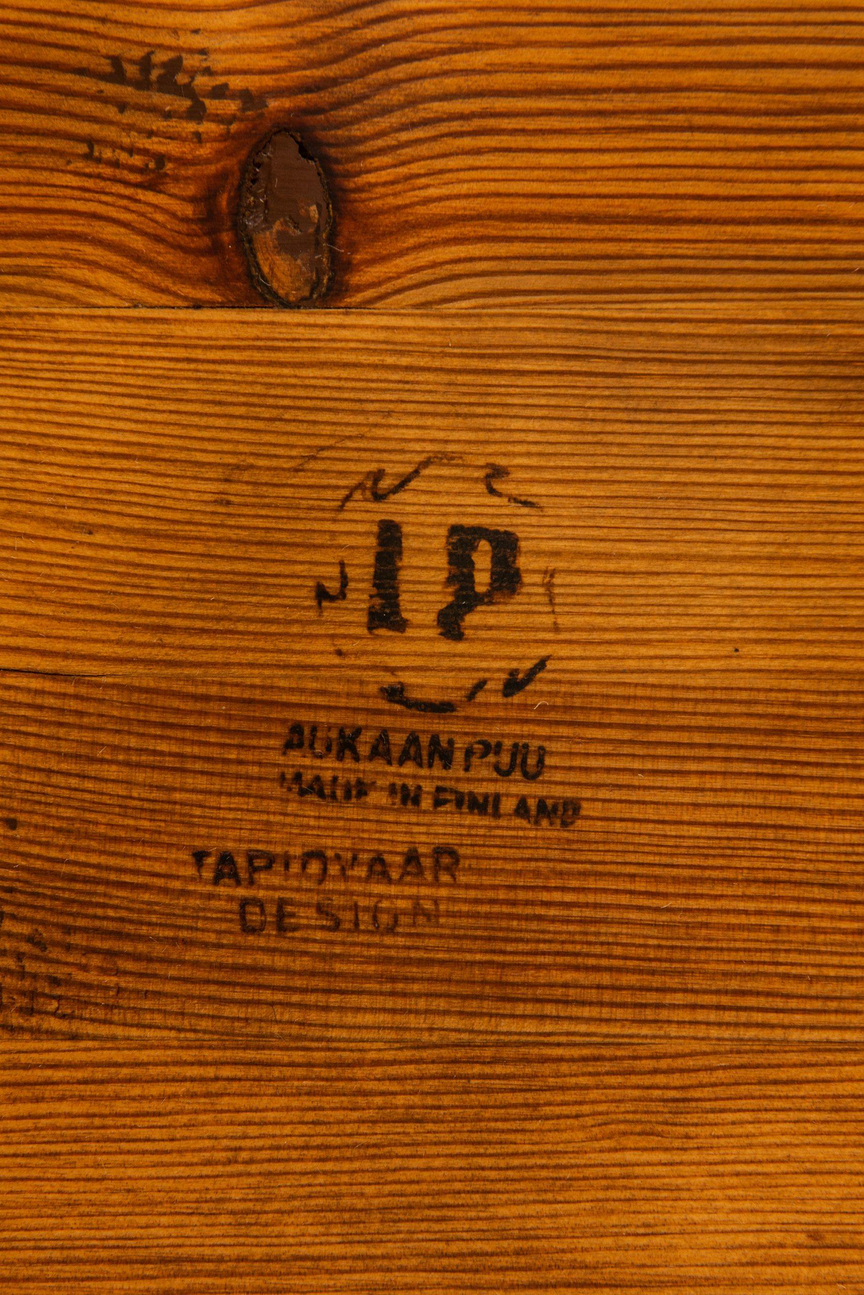Ilmari Tapiovaara Couchtisch / Beistelltisch, hergestellt von Laukaan Puu in Finnland (Mitte des 20. Jahrhunderts) im Angebot