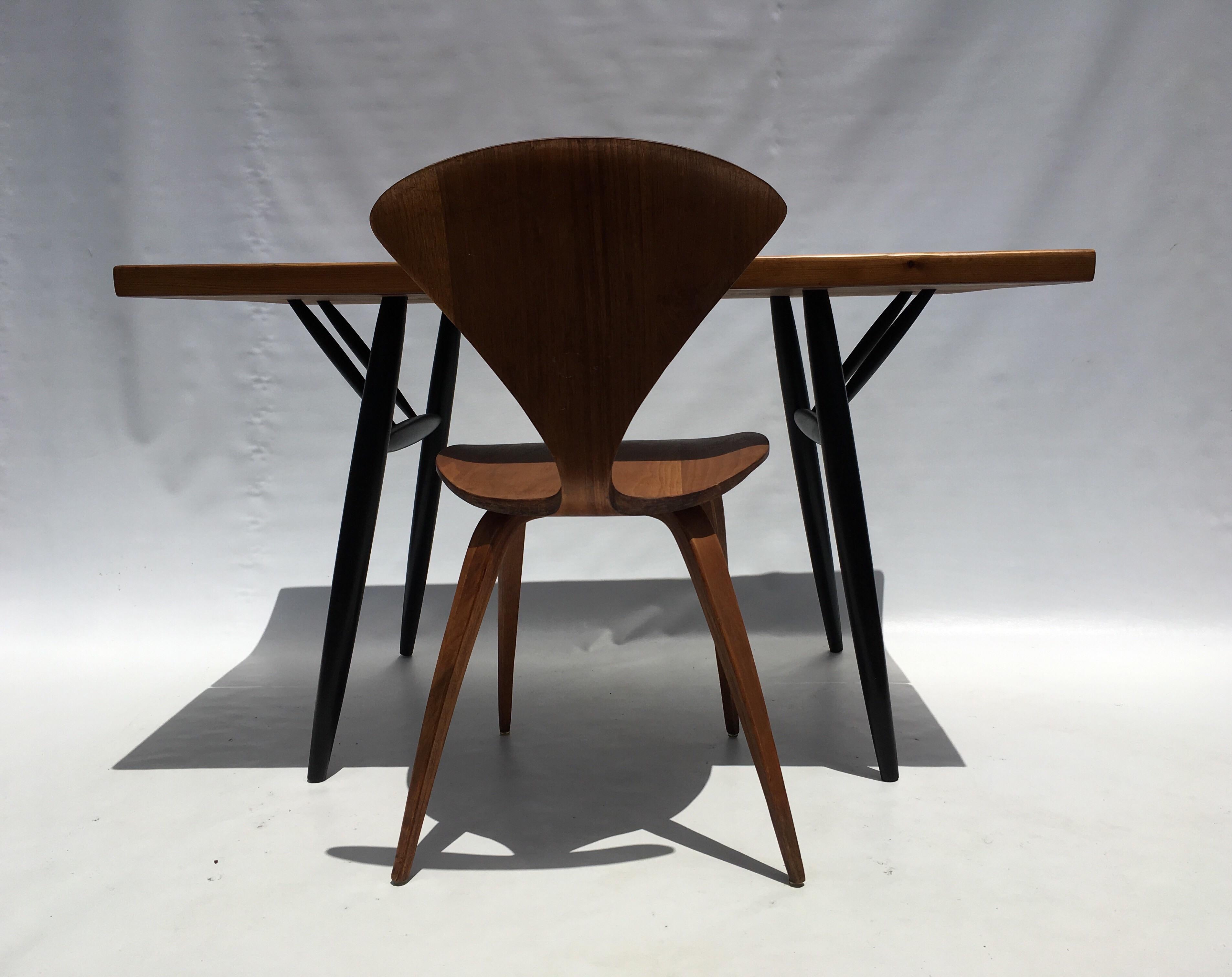 Schreibtisch oder Tisch aus gebeiztem Kiefernholz von Ilmari Tapiovaara für Laukaan Puu.
 