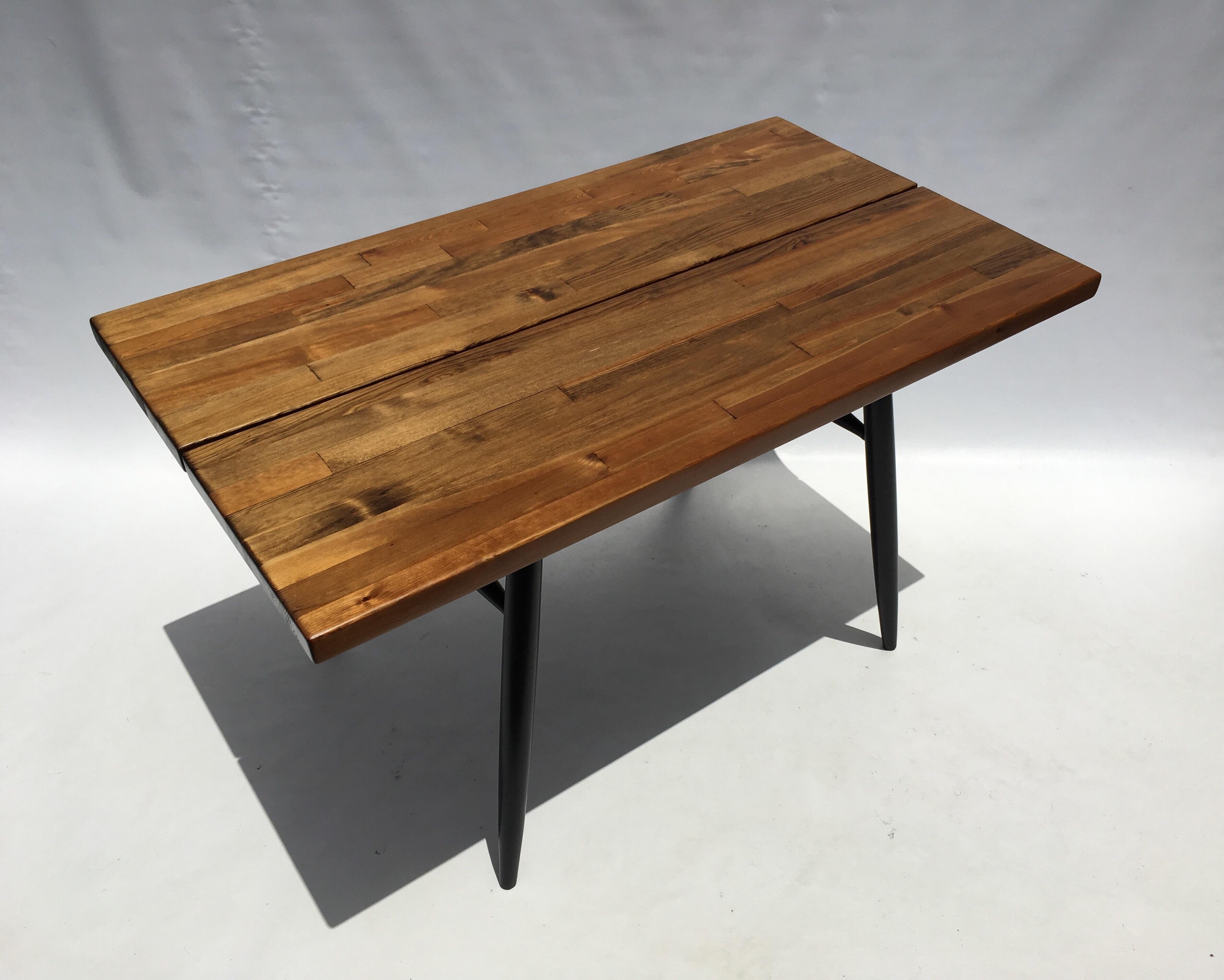 Schreibtisch oder Tisch von Ilmari Tapiovaara für Laukaan Puu (Moderne der Mitte des Jahrhunderts) im Angebot