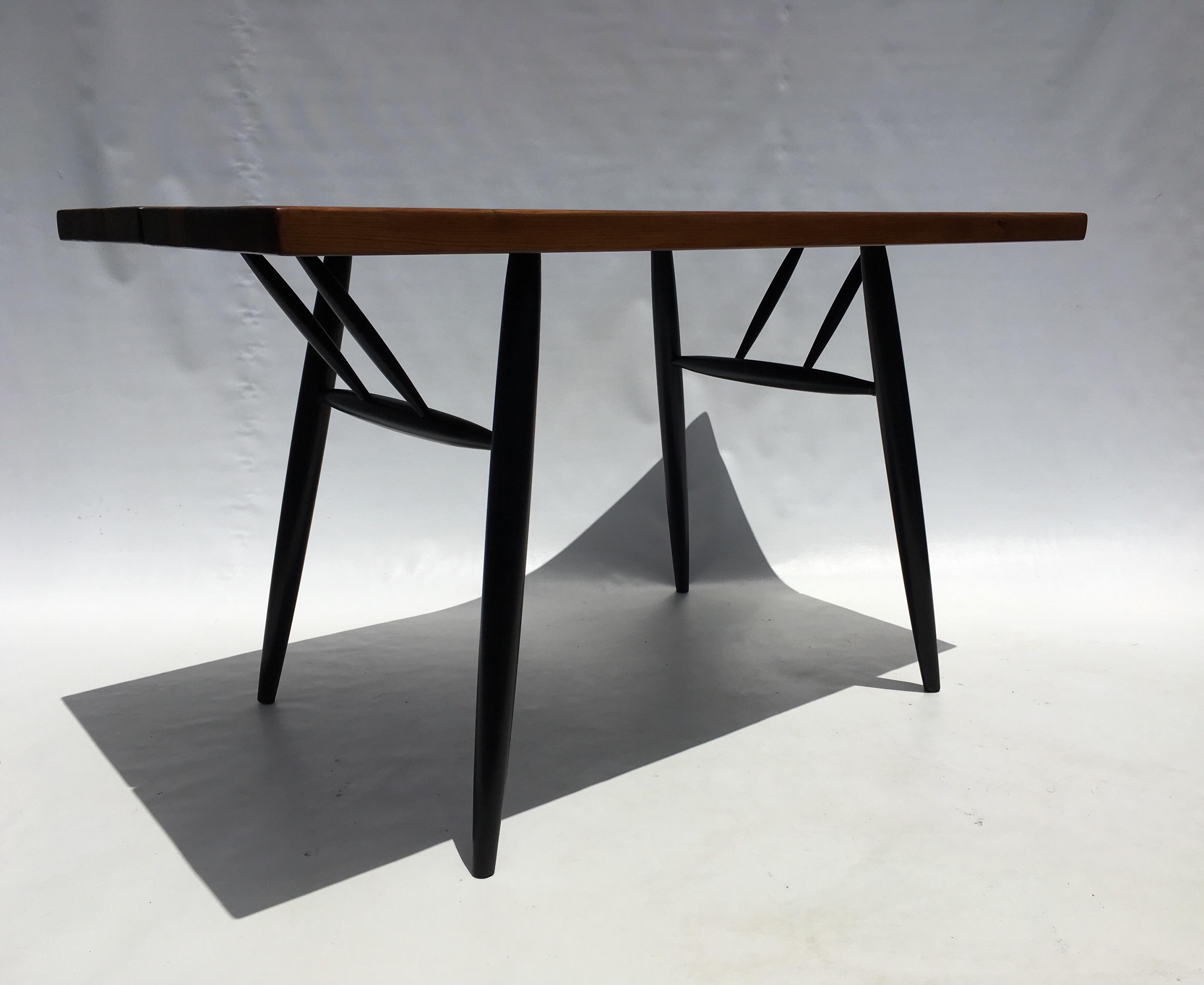Schreibtisch oder Tisch von Ilmari Tapiovaara für Laukaan Puu (Finnisch) im Angebot