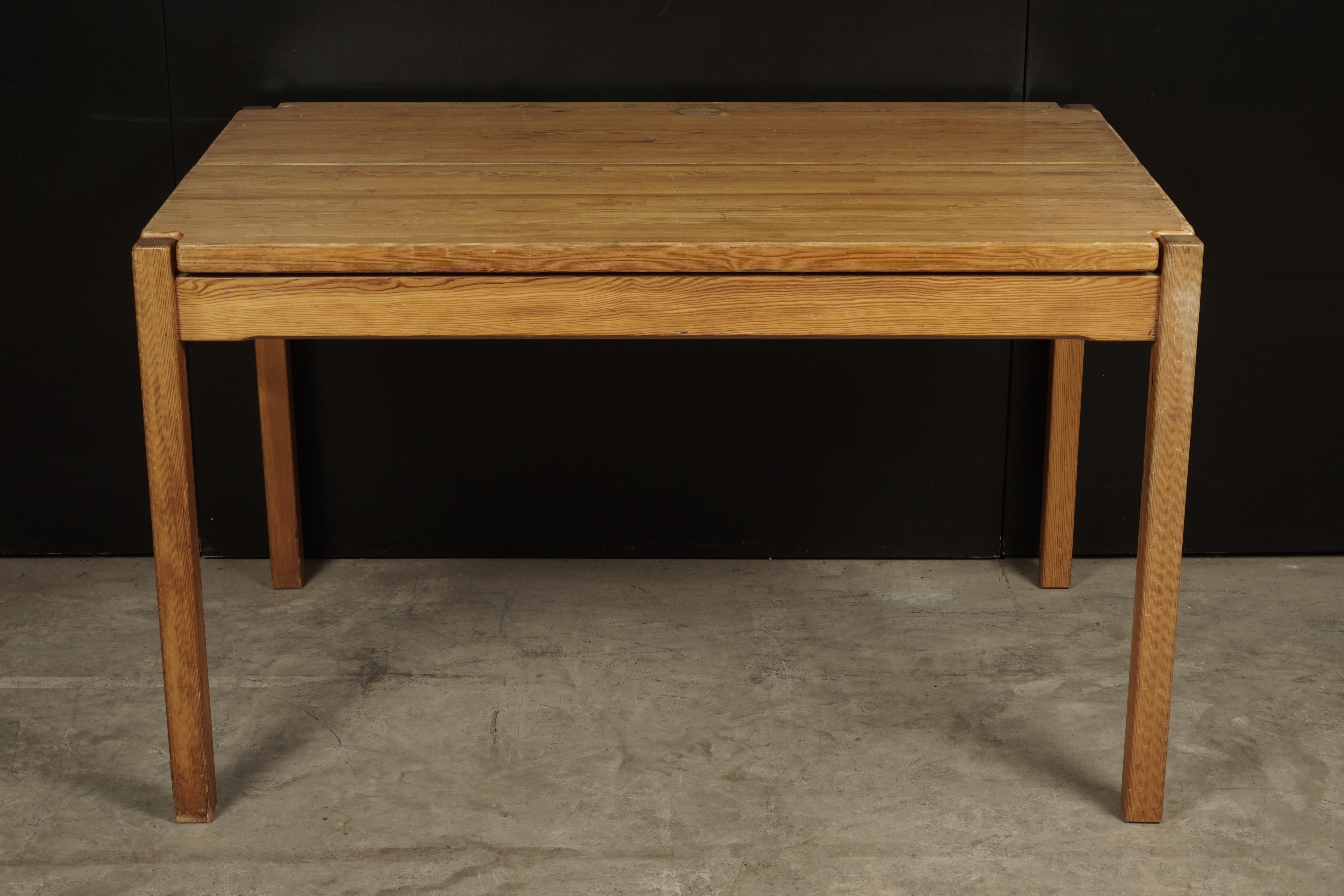 Ilmari Tapiovaara dining table in pine, circa 1960. Manufactured by Laukaan Puu and stamped underneath. Nice wear and patina.