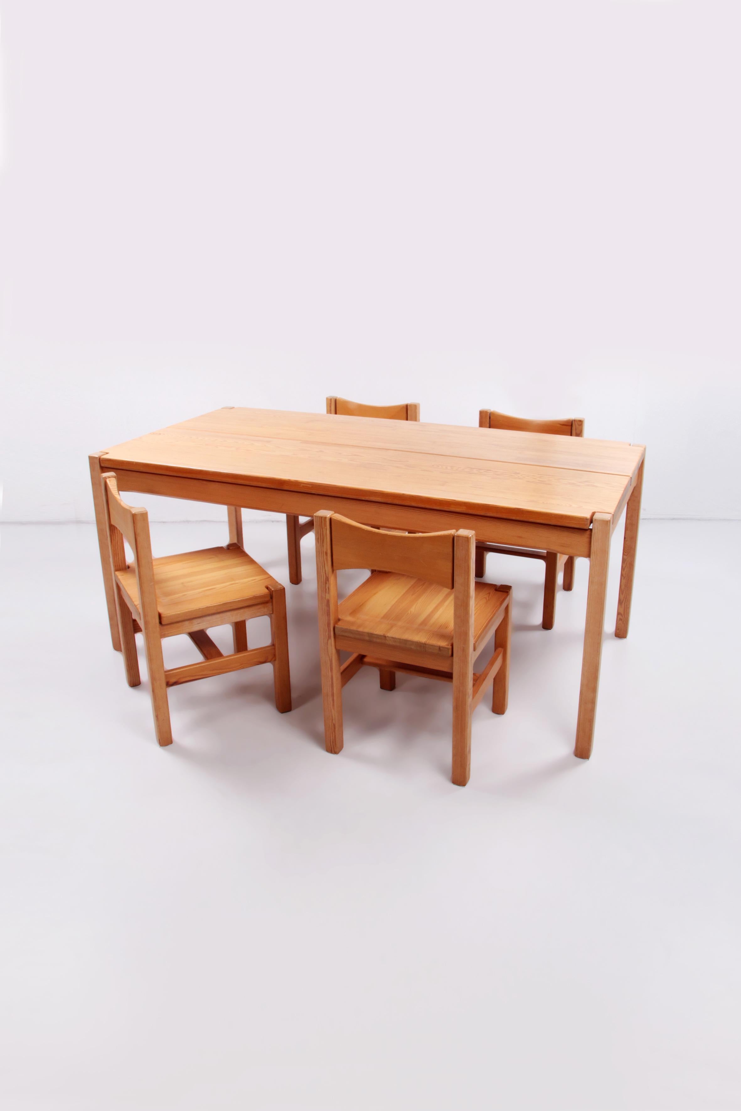 Ilmari Tapiovaara Dining table with 4 chairs for Laukaan Pu, 1963


A beautiful dining room set, designed by the Finnish designer Ilmari Tapiovaara in 1963, consists of a dining table, with 4 chairs.

All in solid honey colored pine with very