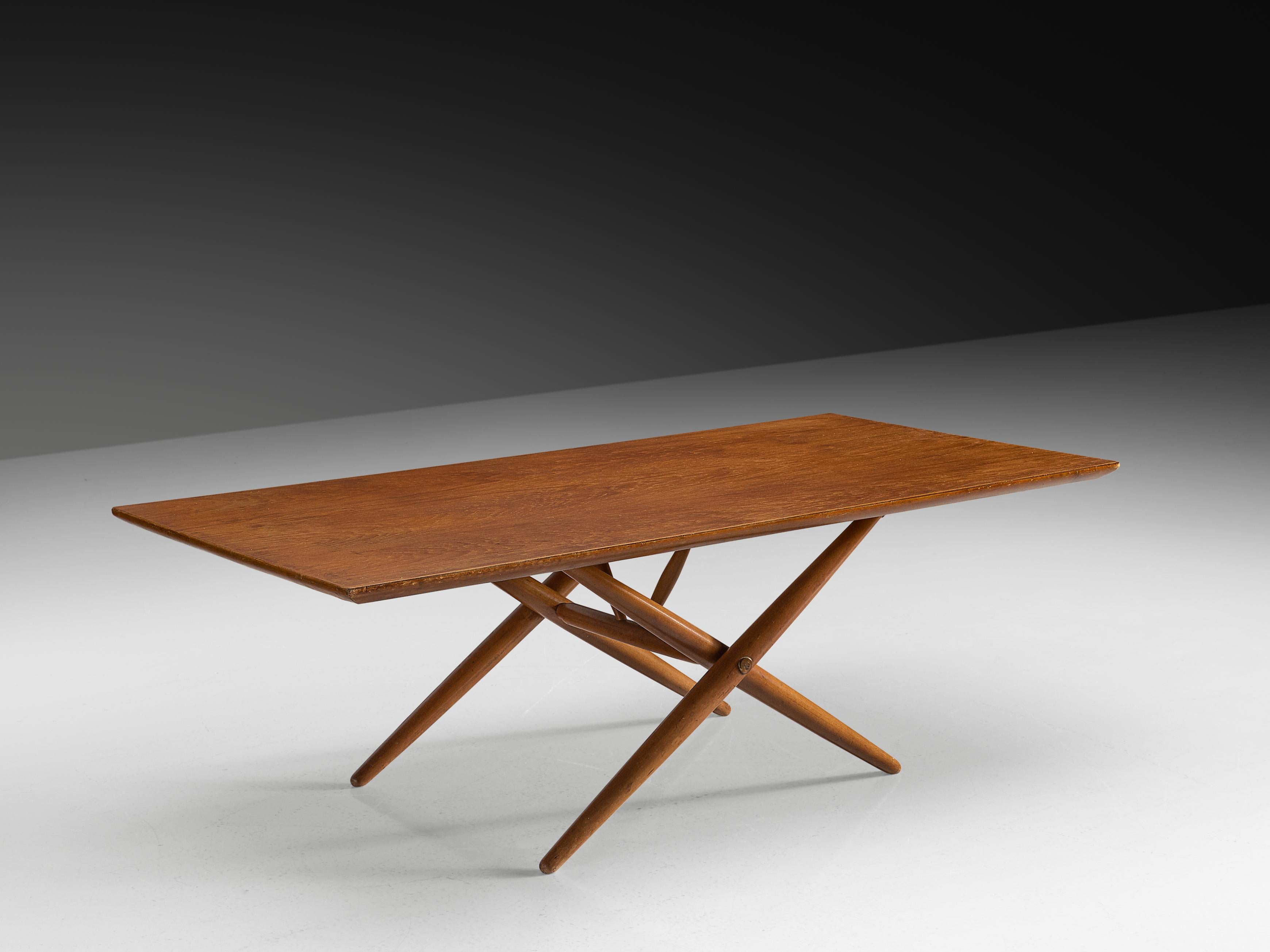 Ilmari Tapiovaara pour Asko, table basse 'Domino', teck, bouleau, Finlande, 1954.

Cette table basse finlandaise est conçue par Ilmari Tapiovaara. La table se compose d'un solide plateau rectangulaire et d'un piètement en croix dont les pieds sont