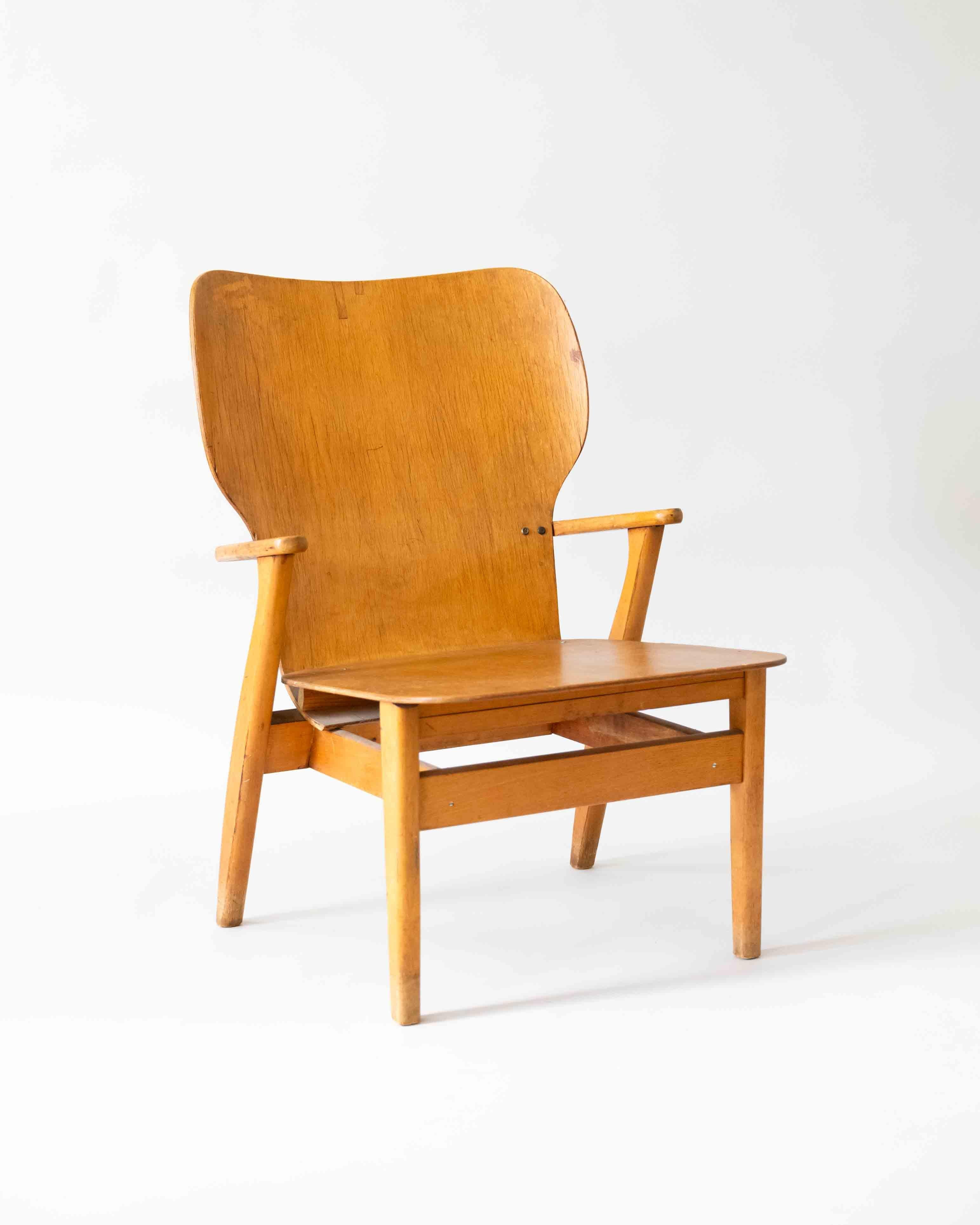 Este sillón clásico está fabricado en contrachapado moldeado y se atribuye al icónico diseño 