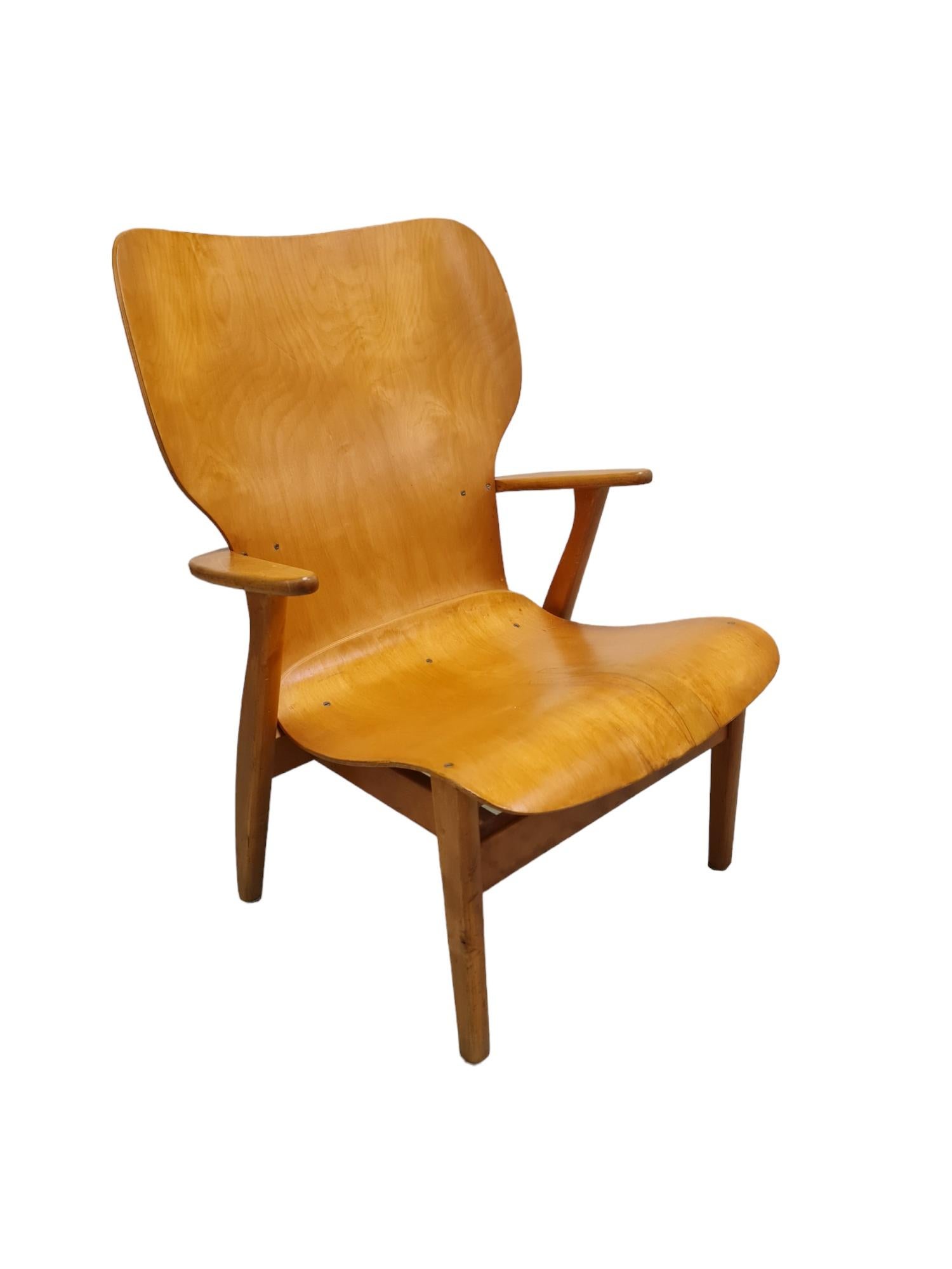Der ikonische Domus Lounge Chair wurde ursprünglich für das Studentenwohnprojekt Domus Academica in Helsinki im Jahr 1947 entworfen. 
Diese schöne frühe Version ist mit dem Stempel des ersten Herstellers KP (Keravan Puuteollisuus) versehen und der