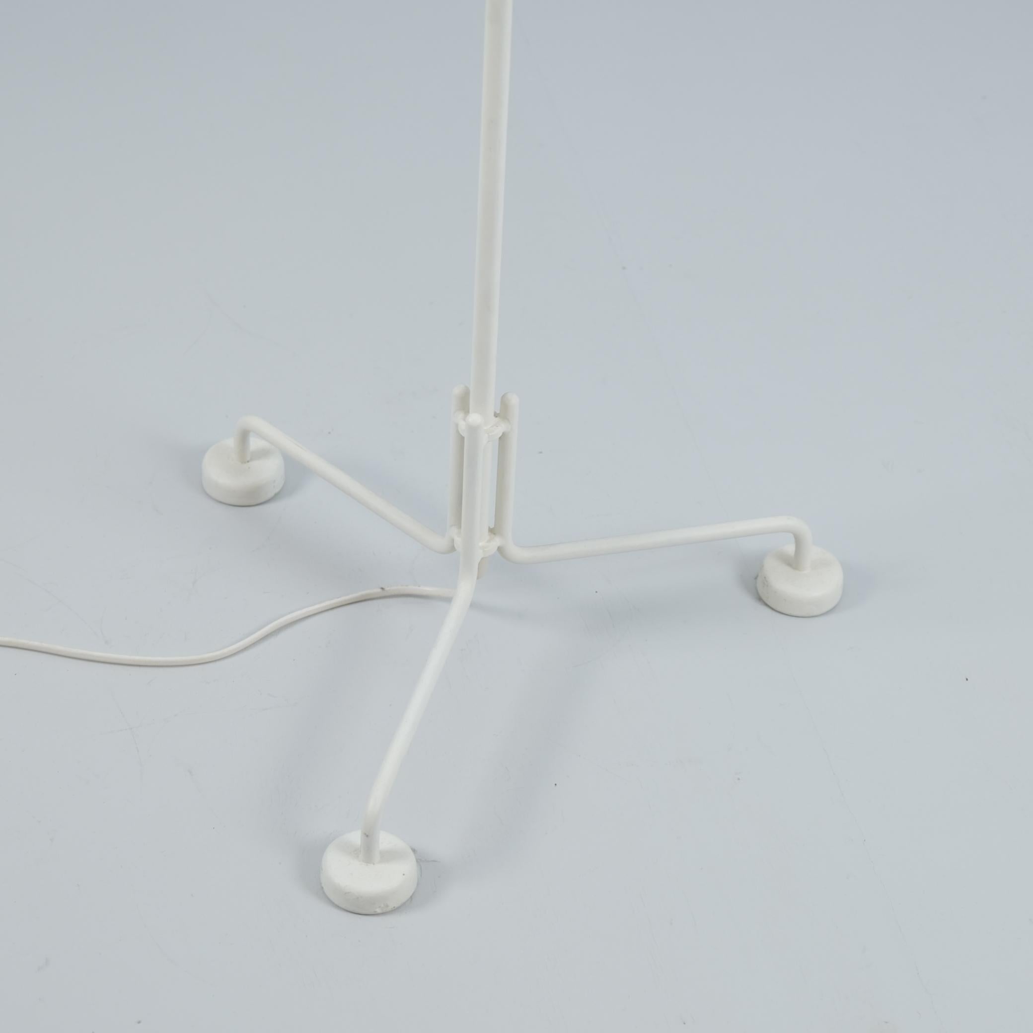 Scandinavo moderno Lampada da terra Ilmari Tapiovaara Maya the Bee, Bianco e Rattan, Hienoterä Asko 1950s in vendita