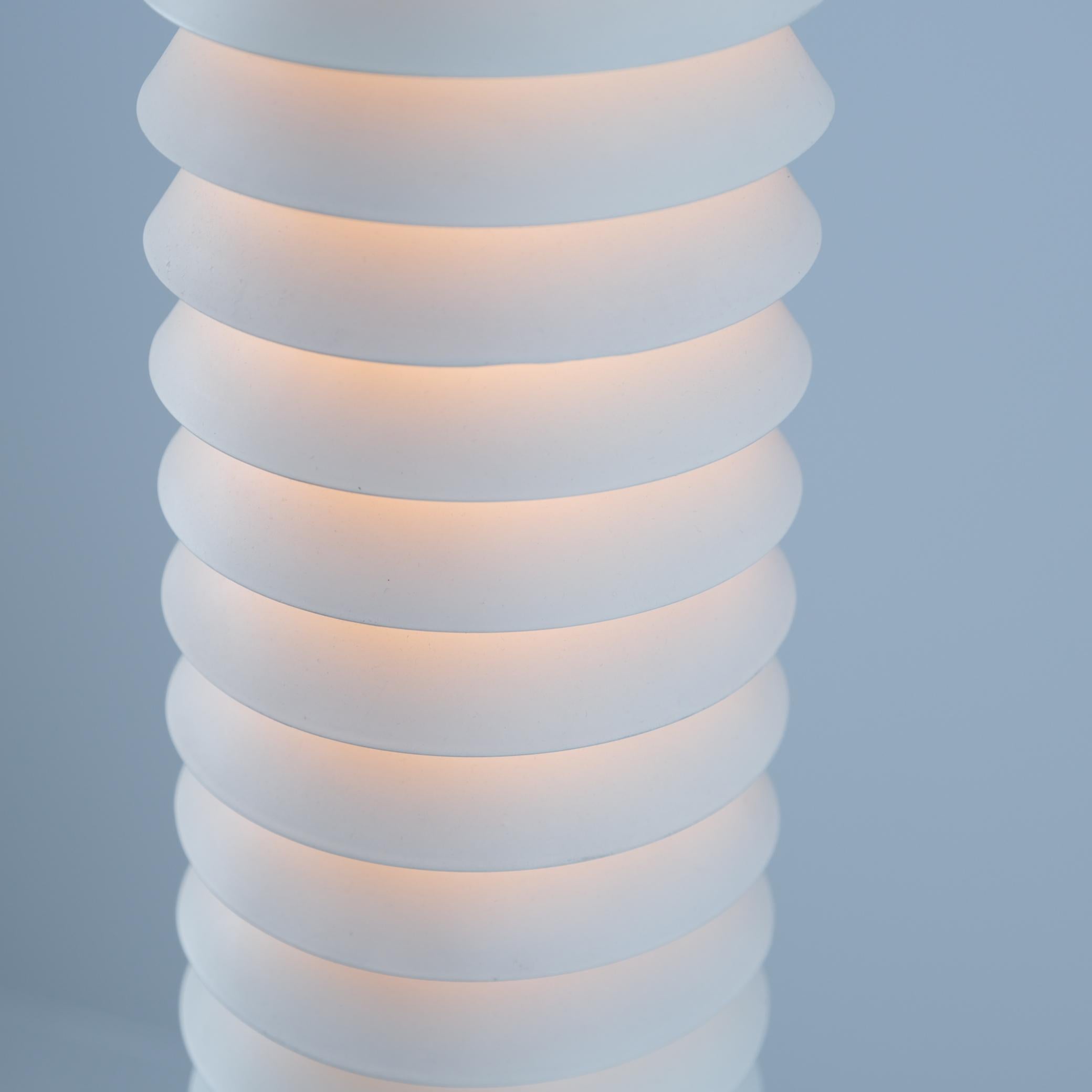 Alluminio Lampada da terra Ilmari Tapiovaara Maya the Bee, Bianco e Rattan, Hienoterä Asko 1950s in vendita