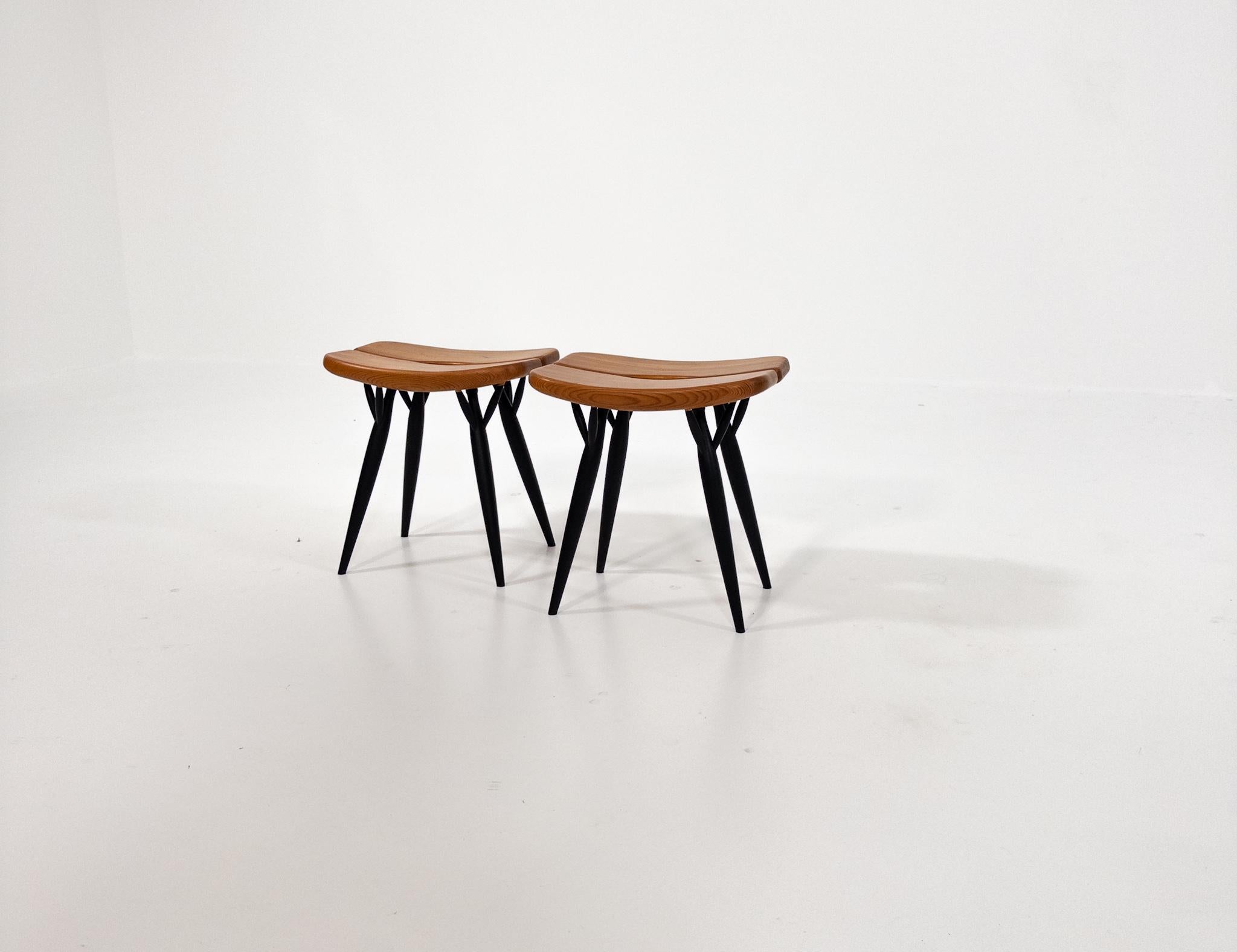 Una coppia di sgabelli Pirkka originali, splendidamente conservati e da collezione, disegnati da Ilmari Tapiovaara e prodotti da Asko, Finlandia, circa 1959-1965.
Si tratta di esemplari precoci e autentici della prima produzione di Tapiovaara,