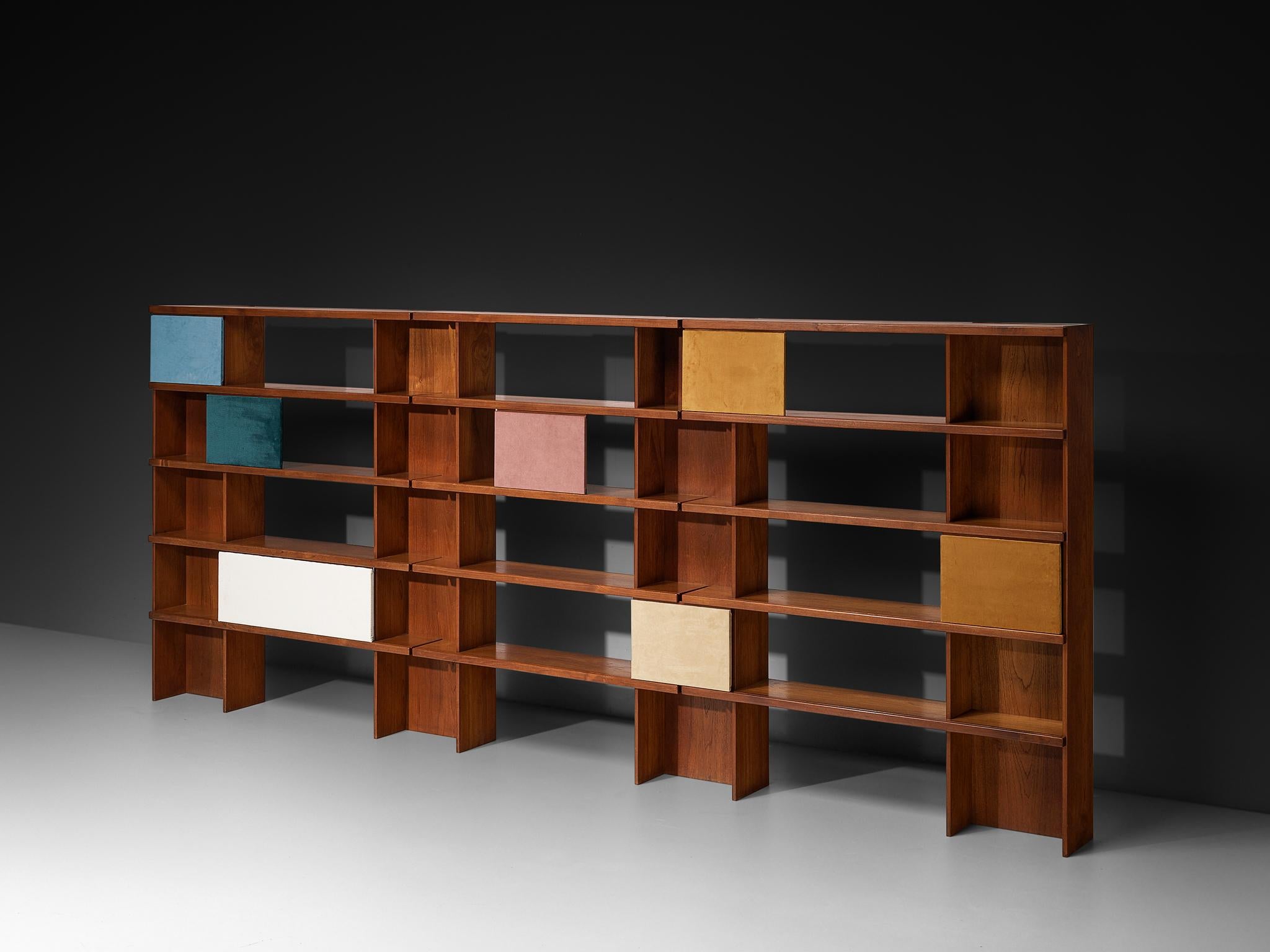 IImari Tapiovaara für Permanente Mobili Cantù, Bücherregal, Teakholz, farbiger Stoff, Italien, Entwurf 1957

Dieses große Bücherregal aus Teakholz wurde von dem finnischen Designer Ilmari Tapiovaara entworfen. Seine Größe und seine Zusammensetzung