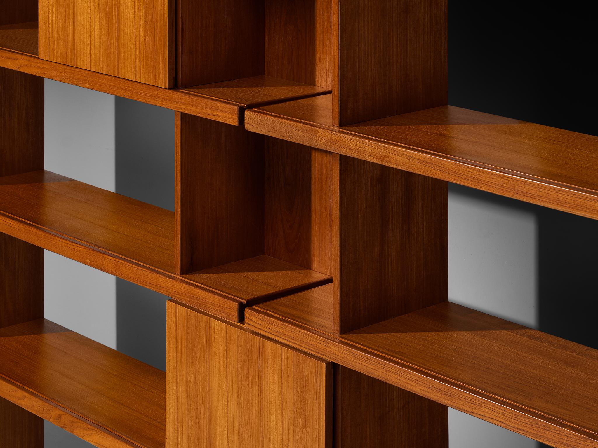 Ilmari Tapiovaara für La Permanente Mobili Cantù Bücherregal aus Teak und Nussbaum im Angebot 3