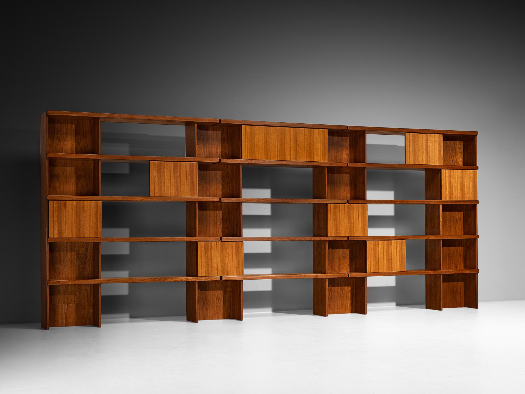 Ilmari Tapiovaara für La Permanente Mobili Cantù Bücherregal aus Teak und Nussbaum im Angebot 4