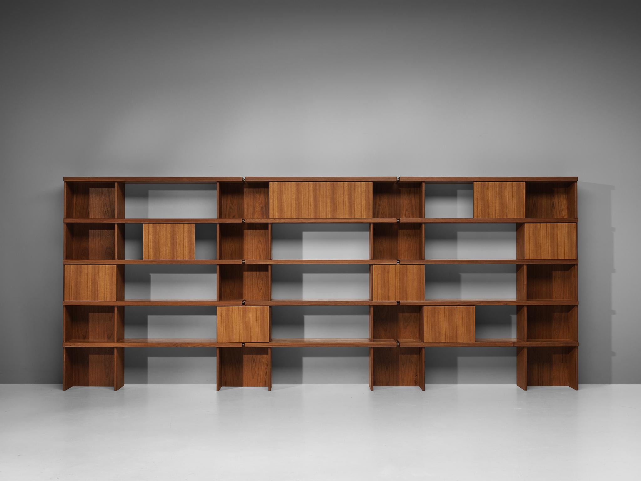 IImari Tapiovaara for Esposizione Permanente Mobili Cantù, bookcase, teak, walnut veneer, Italy, 1957

This unique bookcase executed in teak and walnut veneer was a sumbission for the Selettiva International Furniture Competition in Cantú, Italy