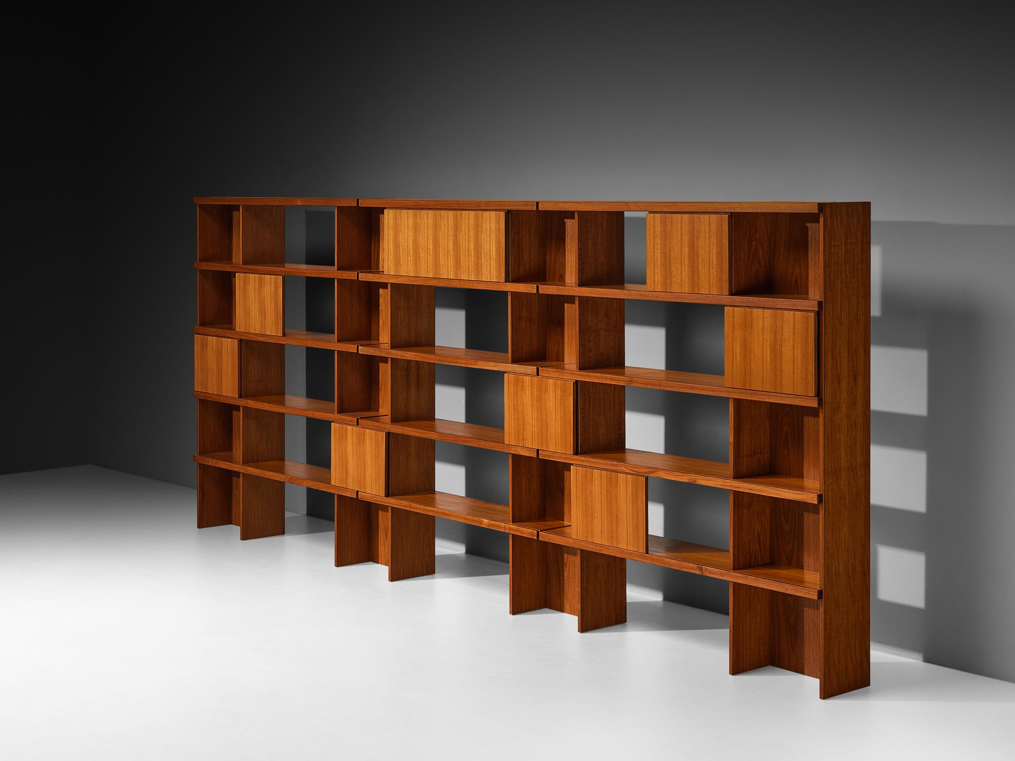 IImari Tapiovaara für Esposizione Permanente Mobili Cantù, Bücherregal, Teakholz, Nussbaumfurnier, Italien, 1957

Dieses beeindruckende Bücherregal aus Teak- und Nussbaumholz wurde im September 1957 für den internationalen Möbelwettbewerb Selettiva