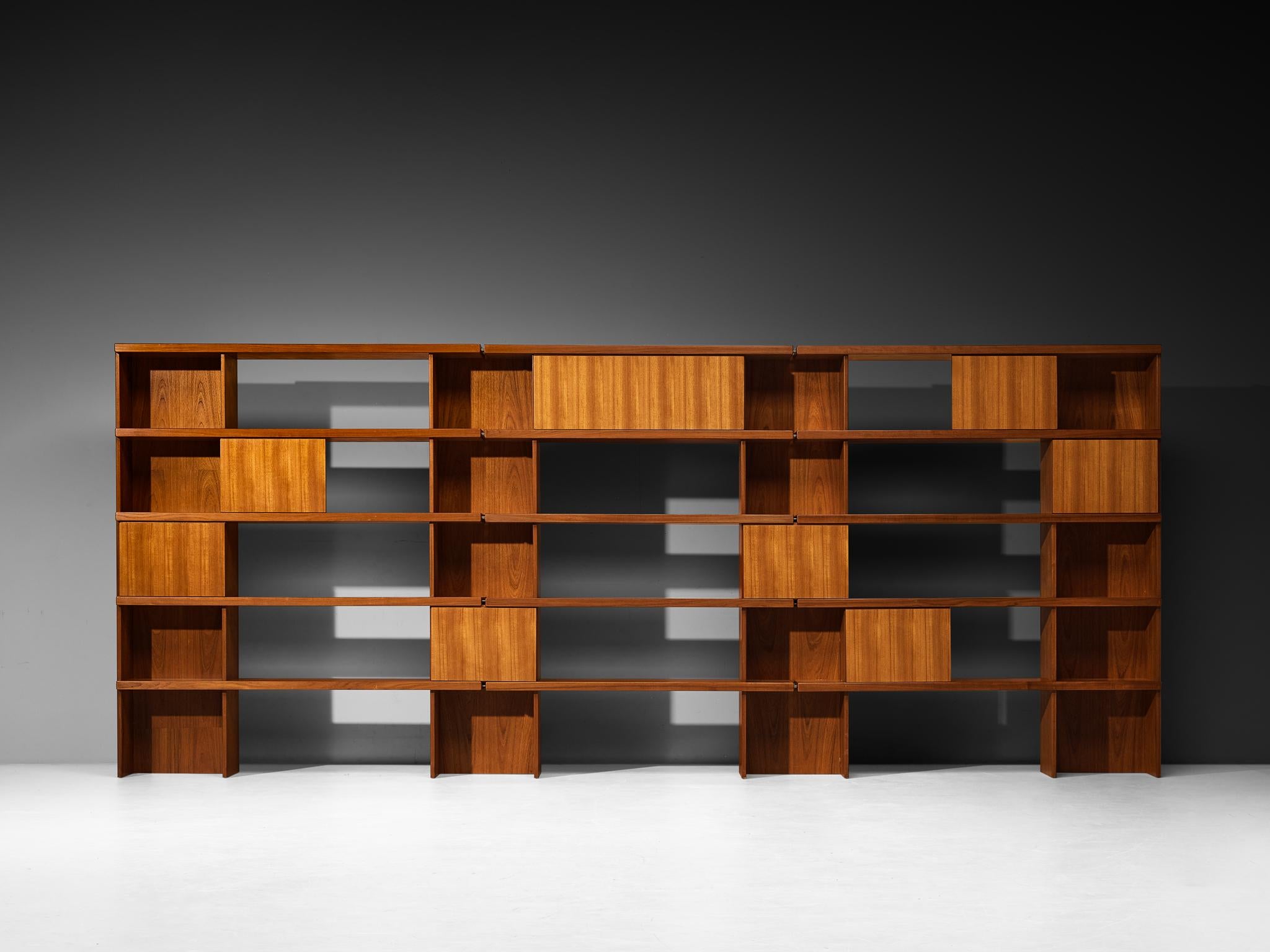 Ilmari Tapiovaara für La Permanente Mobili Cantù Bücherregal aus Teak und Nussbaum (Finnisch) im Angebot
