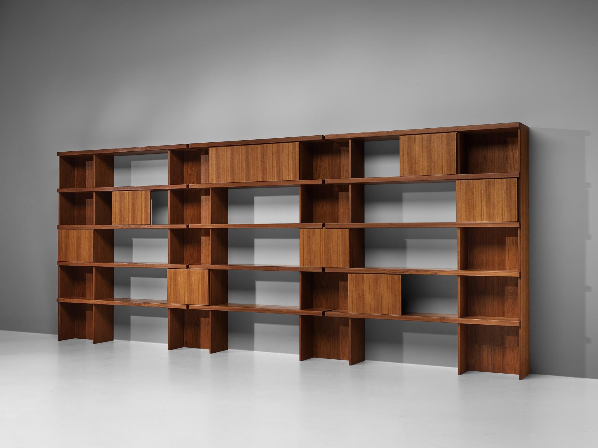 Ilmari Tapiovaara for La Permanente Mobili Cantù Bookcase in Teak and Walnut In Good Condition In Waalwijk, NL