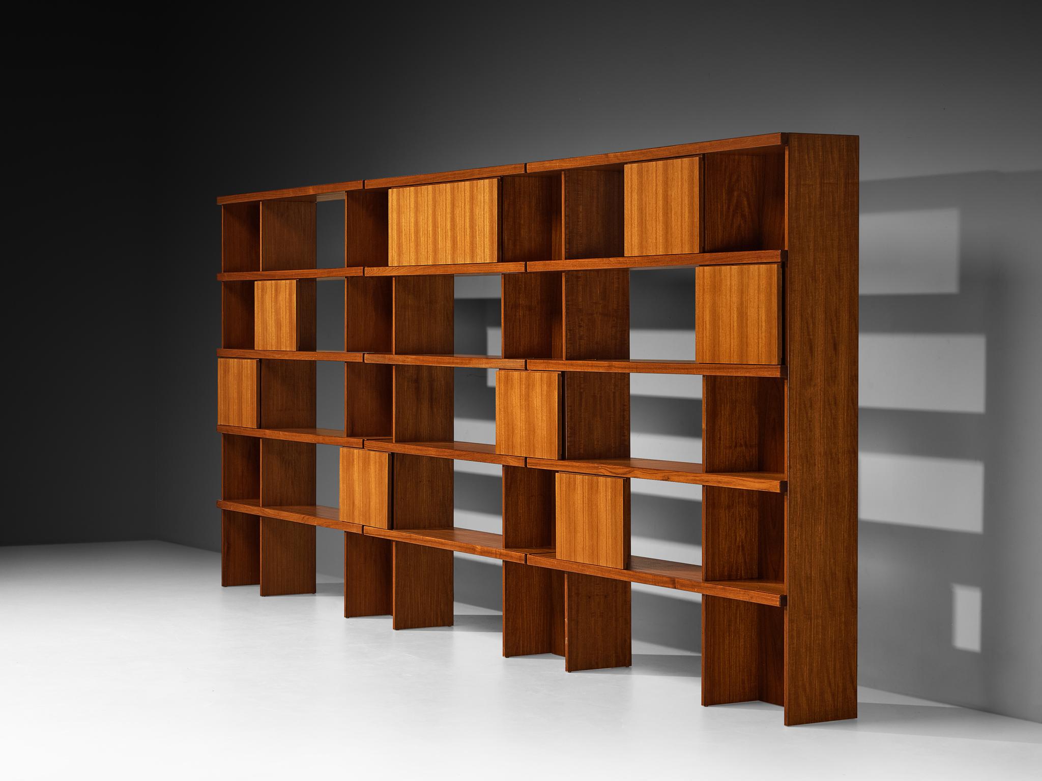 Ilmari Tapiovaara für La Permanente Mobili Cantù Bücherregal aus Teak und Nussbaum (Teakholz) im Angebot