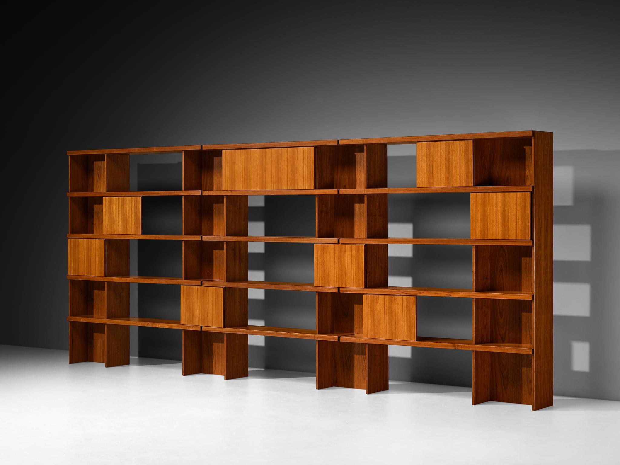 Ilmari Tapiovaara für La Permanente Mobili Cantù Bücherregal aus Teak und Nussbaum im Angebot 2
