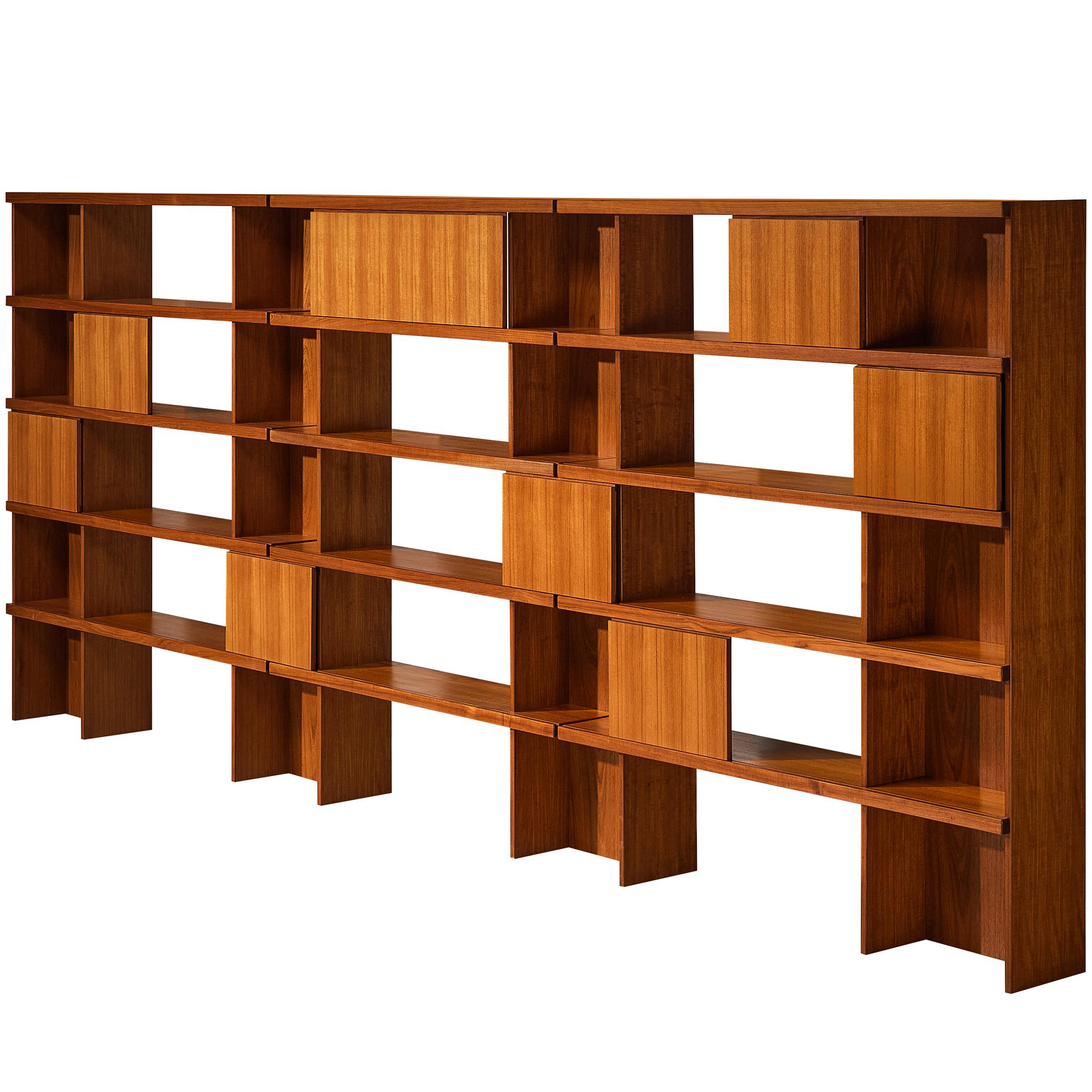 Ilmari Tapiovaara für La Permanente Mobili Cantù Bücherregal aus Teak und Nussbaum im Angebot