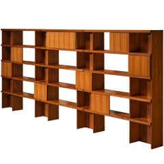 Ilmari Tapiovaara für La Permanente Mobili Cantù Bücherregal aus Teak und Nussbaum