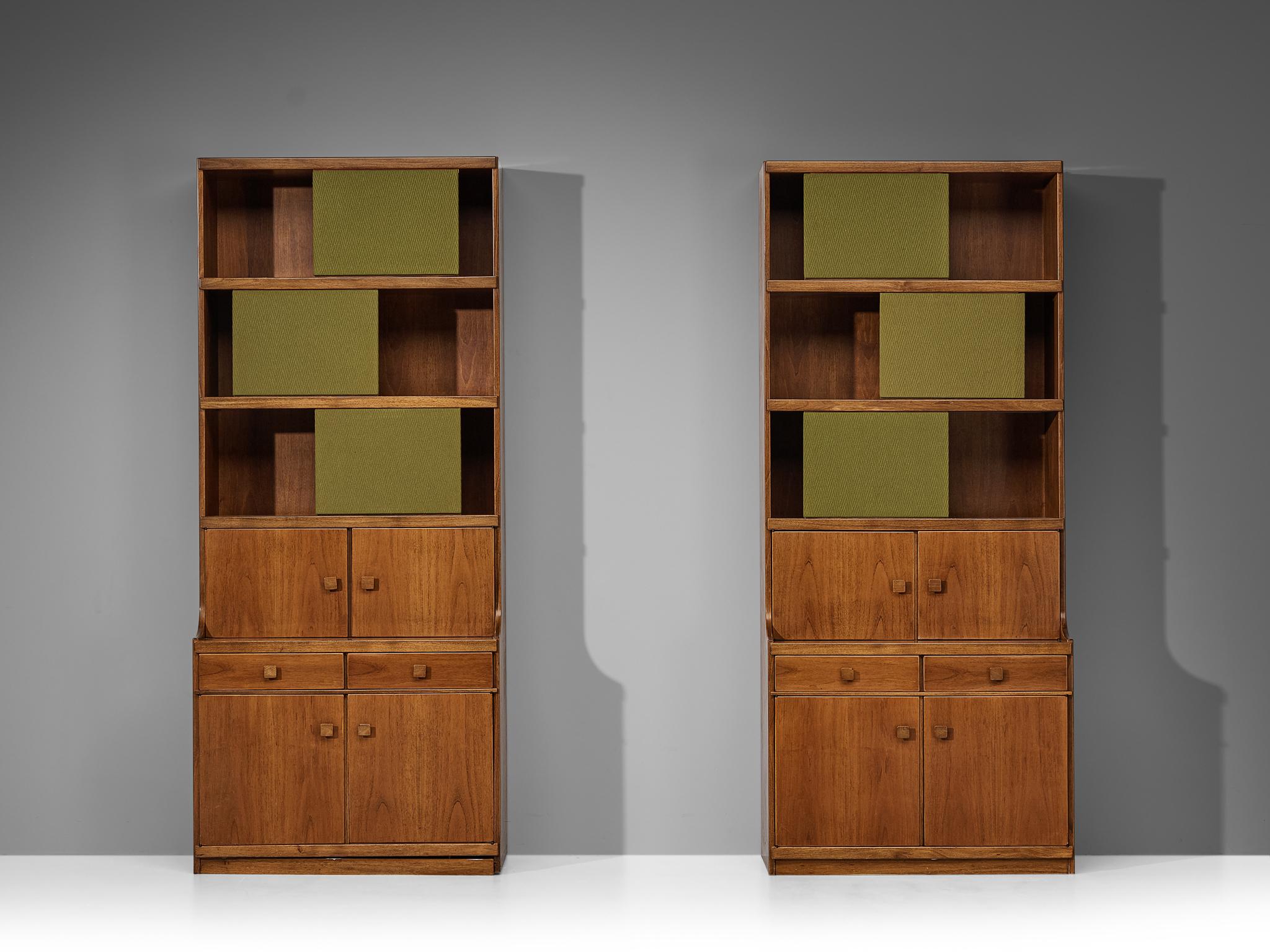 Mid-Century moderno Ilmari Tapiovaara per La Permanente Mobili Cantù Librerie in noce in vendita