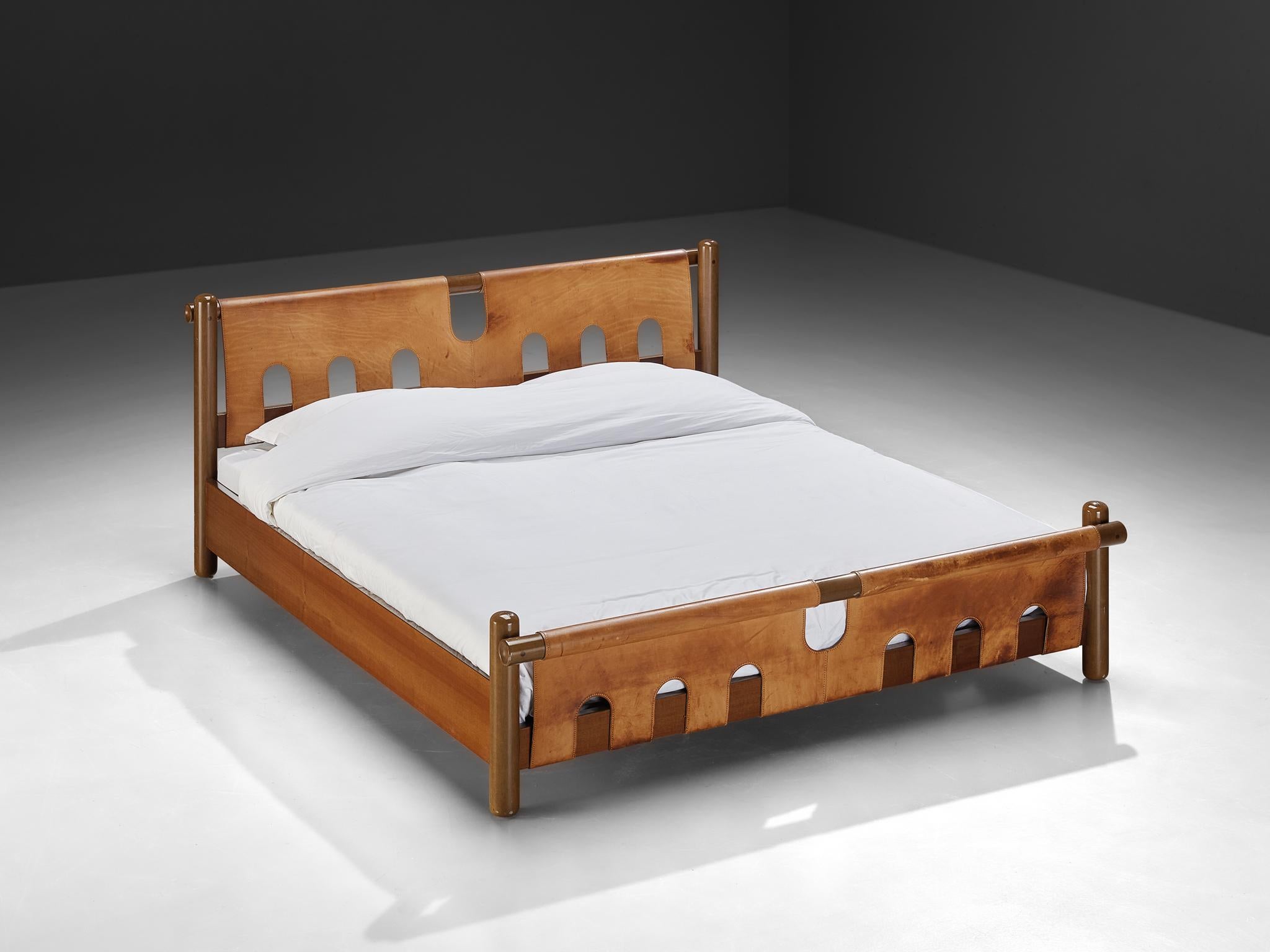 Ilmari Tapiovaara for Esposizione La Permanente Mobili, double bed, walnut, leather, Italy, circa 1960.

This exceptionally rare bed is designed by Finnish designer Ilmari Tapiovaara and was presented at the artisan workshop Esposizione Permanente