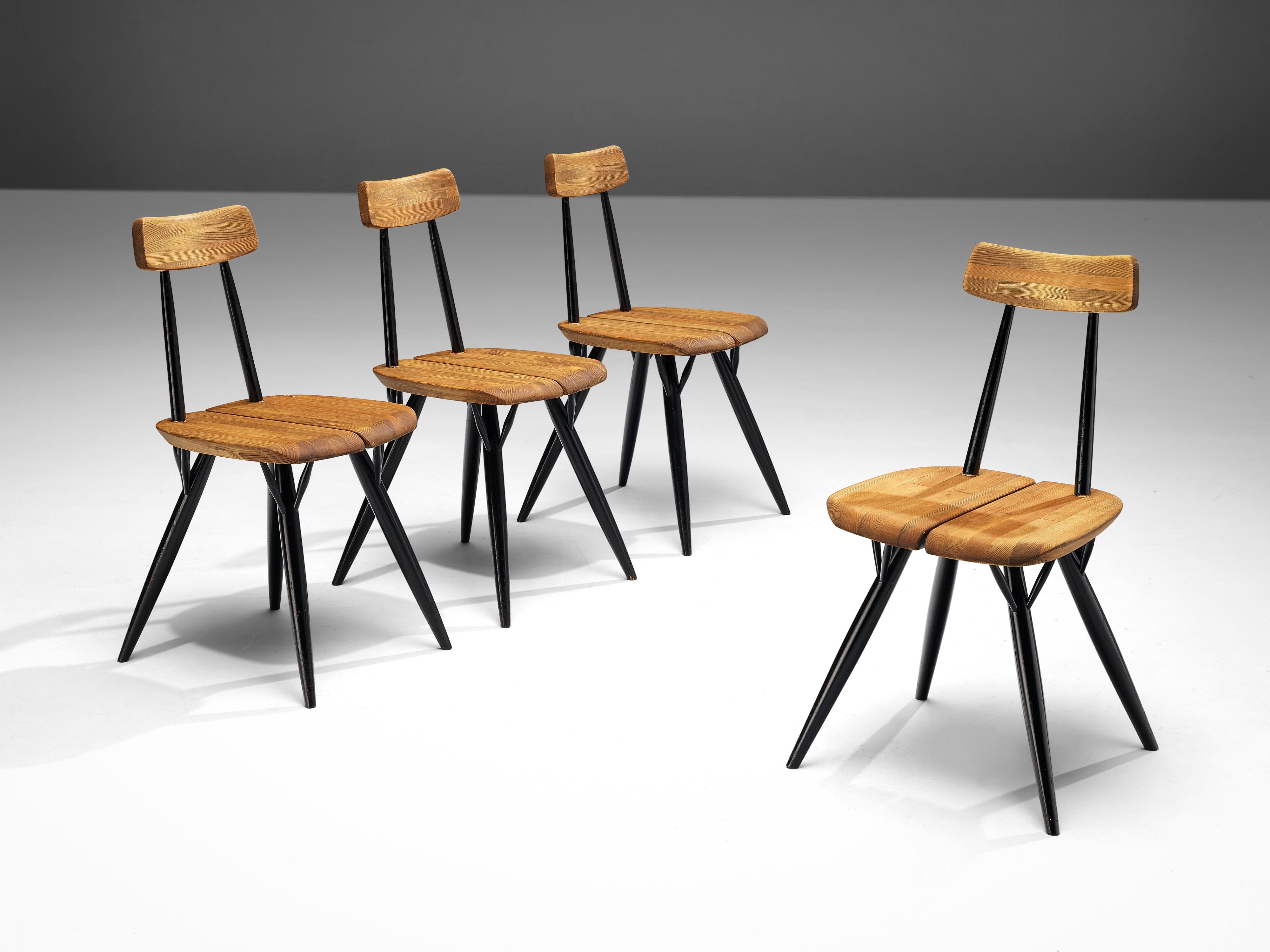 Ilmari Tapiovaara pour Laukaan Puu, ensemble de quatre chaises de salle à manger 'Pirkka', hêtre, pin, Finlande, design 1955

Cet ensemble de chaises 