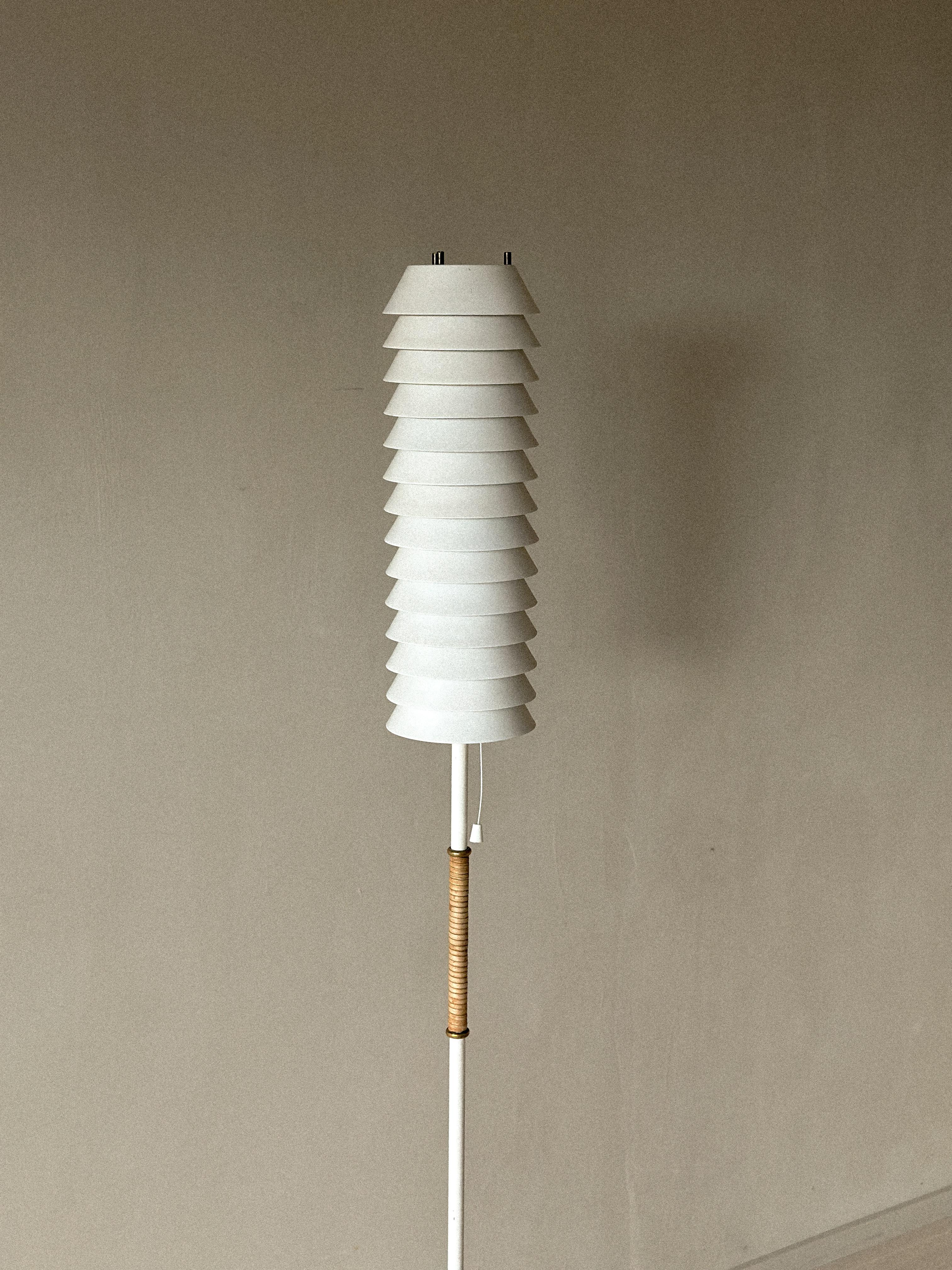 Ilmari Tapiovaara, lampada da terra 