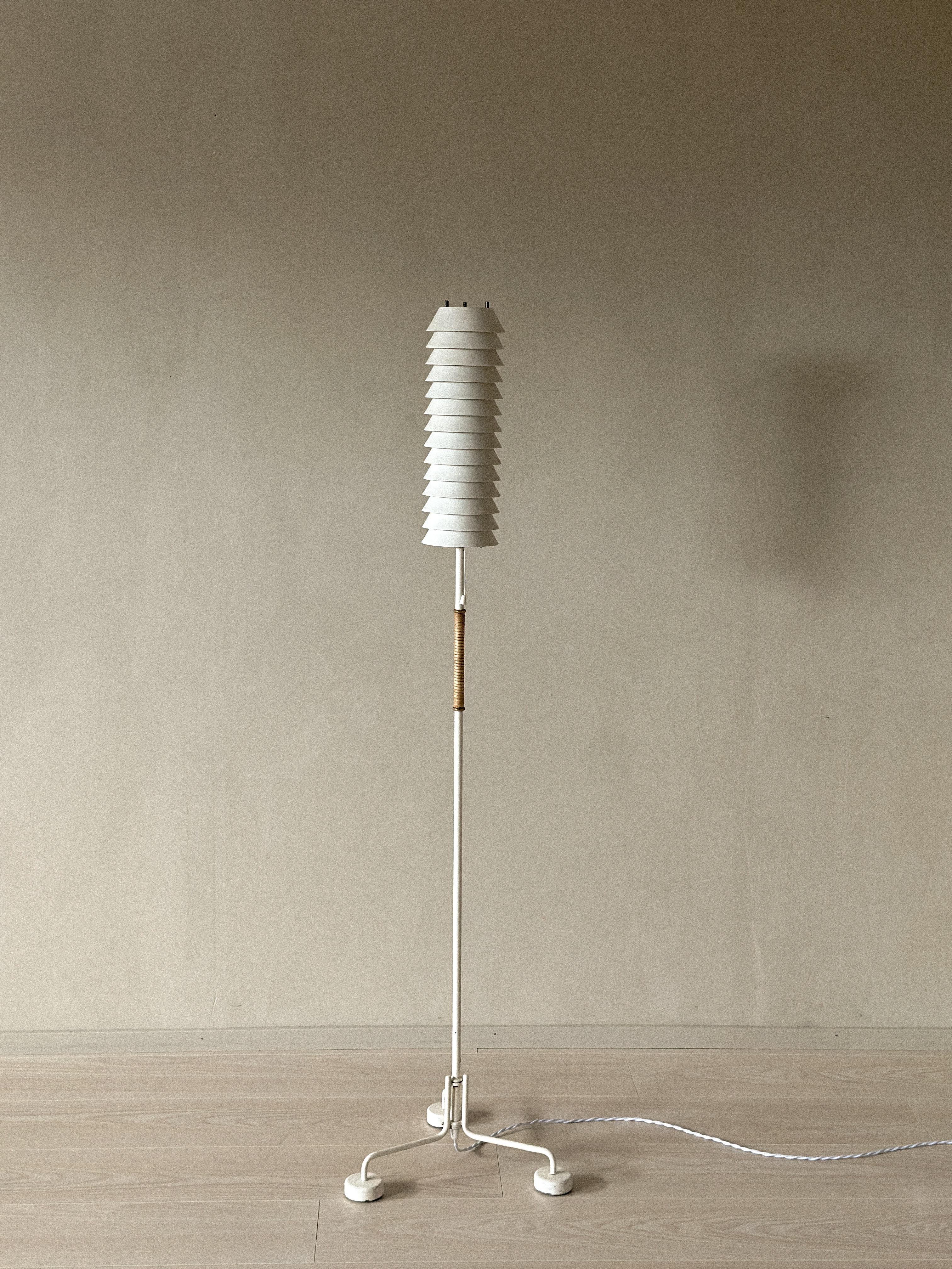 Ilmari Tapiovaara, lampada da terra 