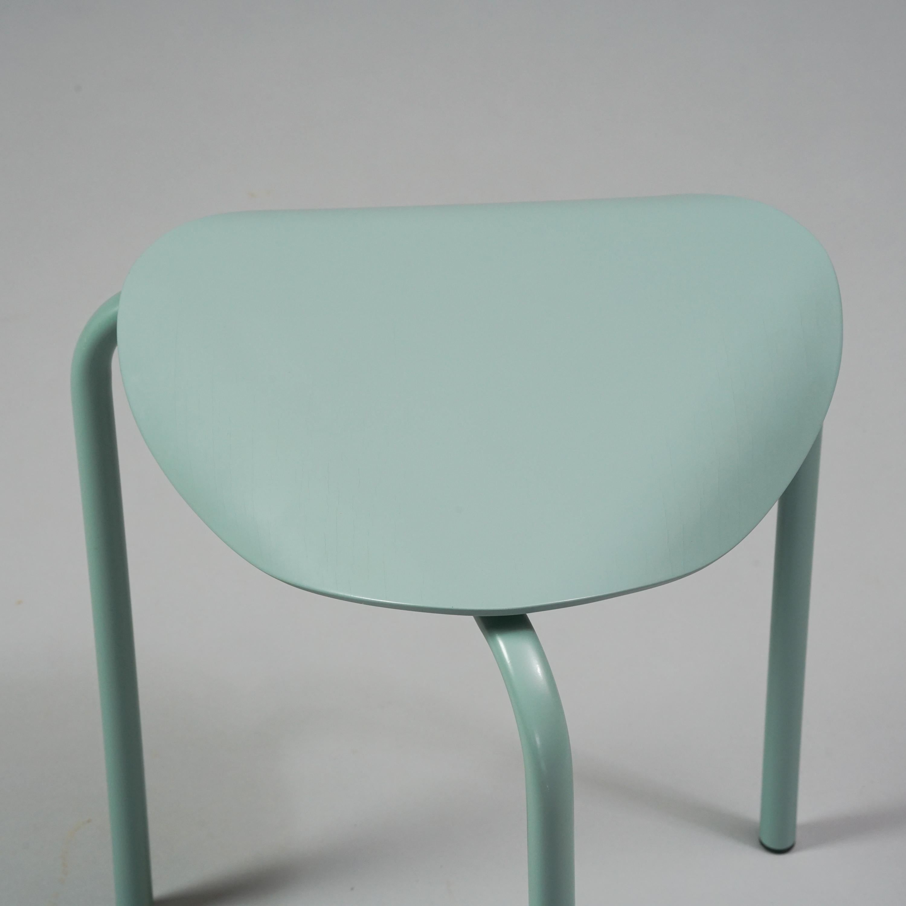 Ilmari Tapiovaara modèle Lukki tabouret pour Artek, modèle de célébration. Bouleau, hêtre et acier. Bon état vintage, usure mineure correspondant à l'âge et à l'utilisation. 

Ilmari Tapiovaara a conçu la série Lukki en 1954. La collection de