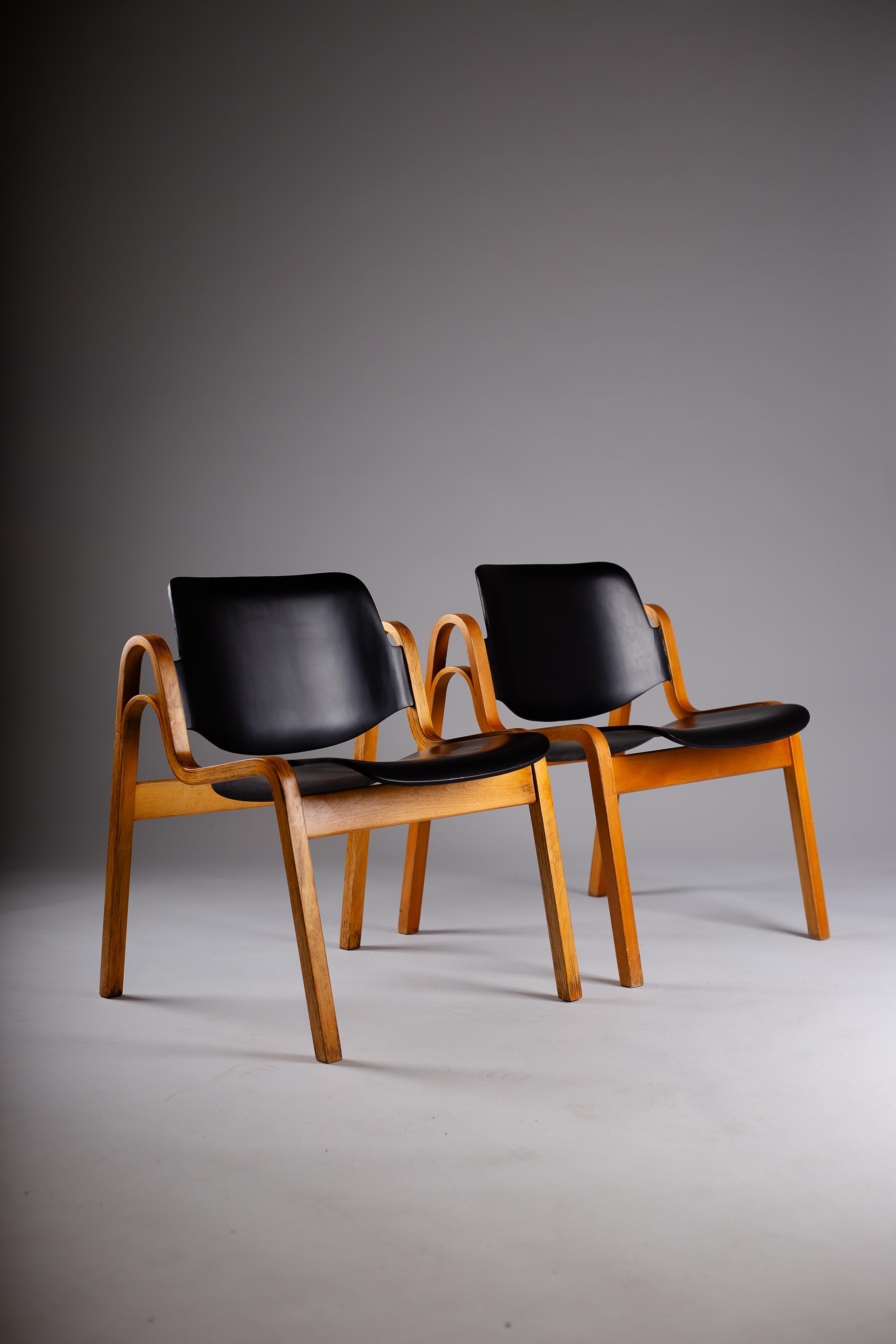 Entdecken Sie die zeitlose Eleganz der Wilhelmina-Stühle von Ilmari Tapiovaara aus den 1950er Jahren bei Laukaan Puu. Diese mit unvergleichlicher skandinavischer Handwerkskunst gefertigten Vintage-Schätze vereinen funktionales Design und