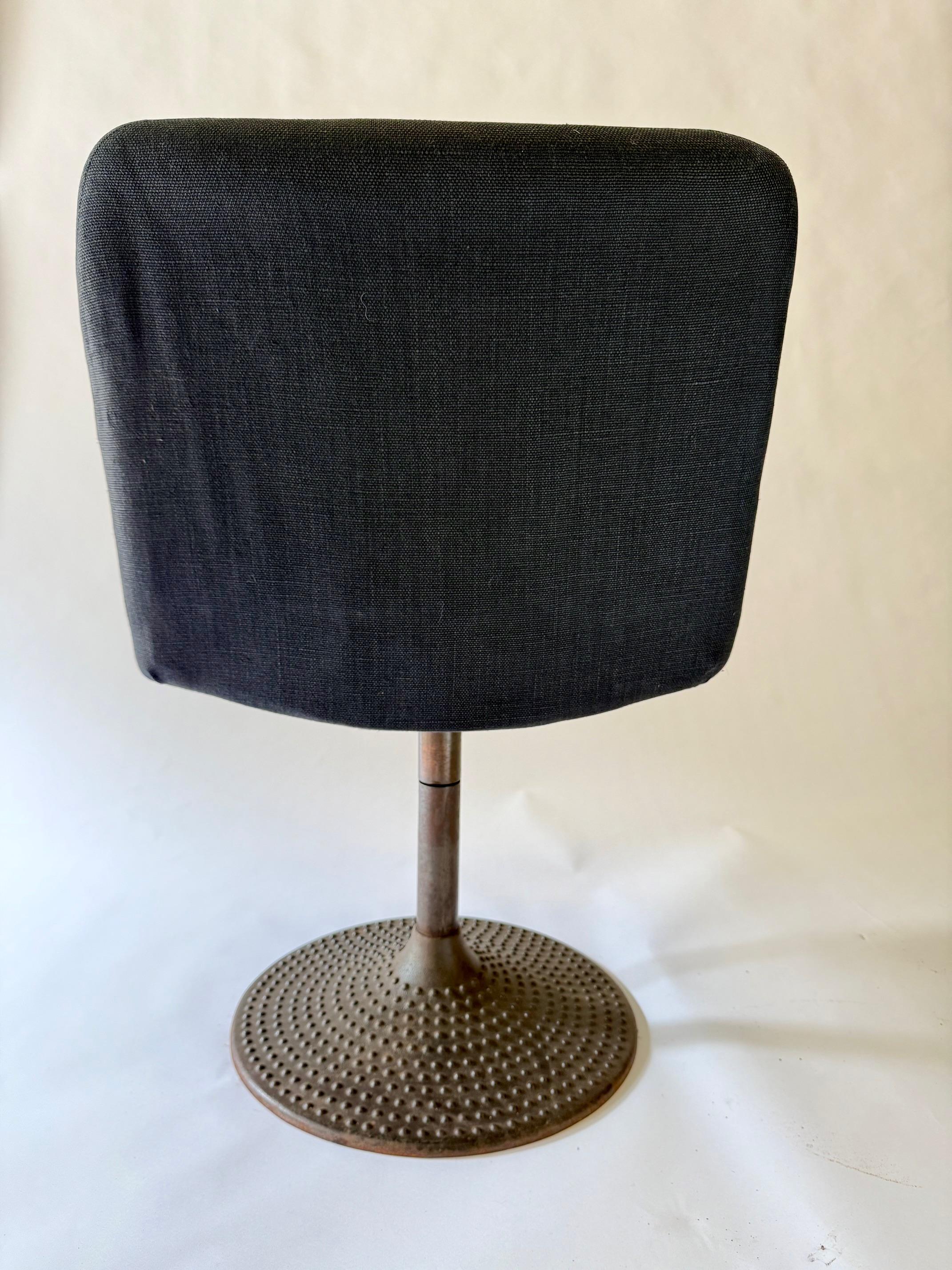 Ilmari Tapiovaara Silla de pedestal giratoria. Base de hierro fundido. Finlandés en venta