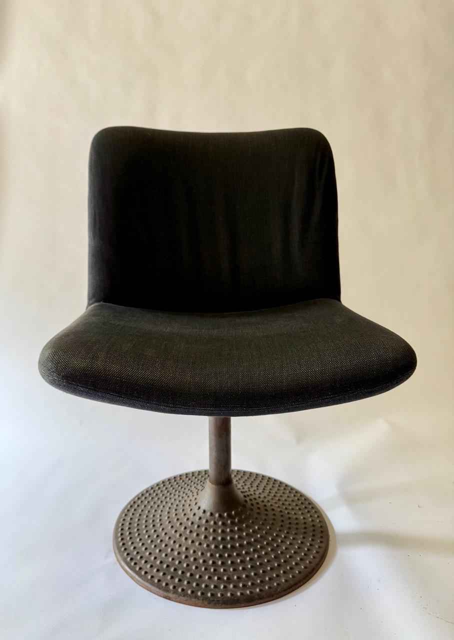 Ilmari Tapiovaara Silla de pedestal giratoria. Base de hierro fundido. en Bueno estado para la venta en Sag Harbor, NY