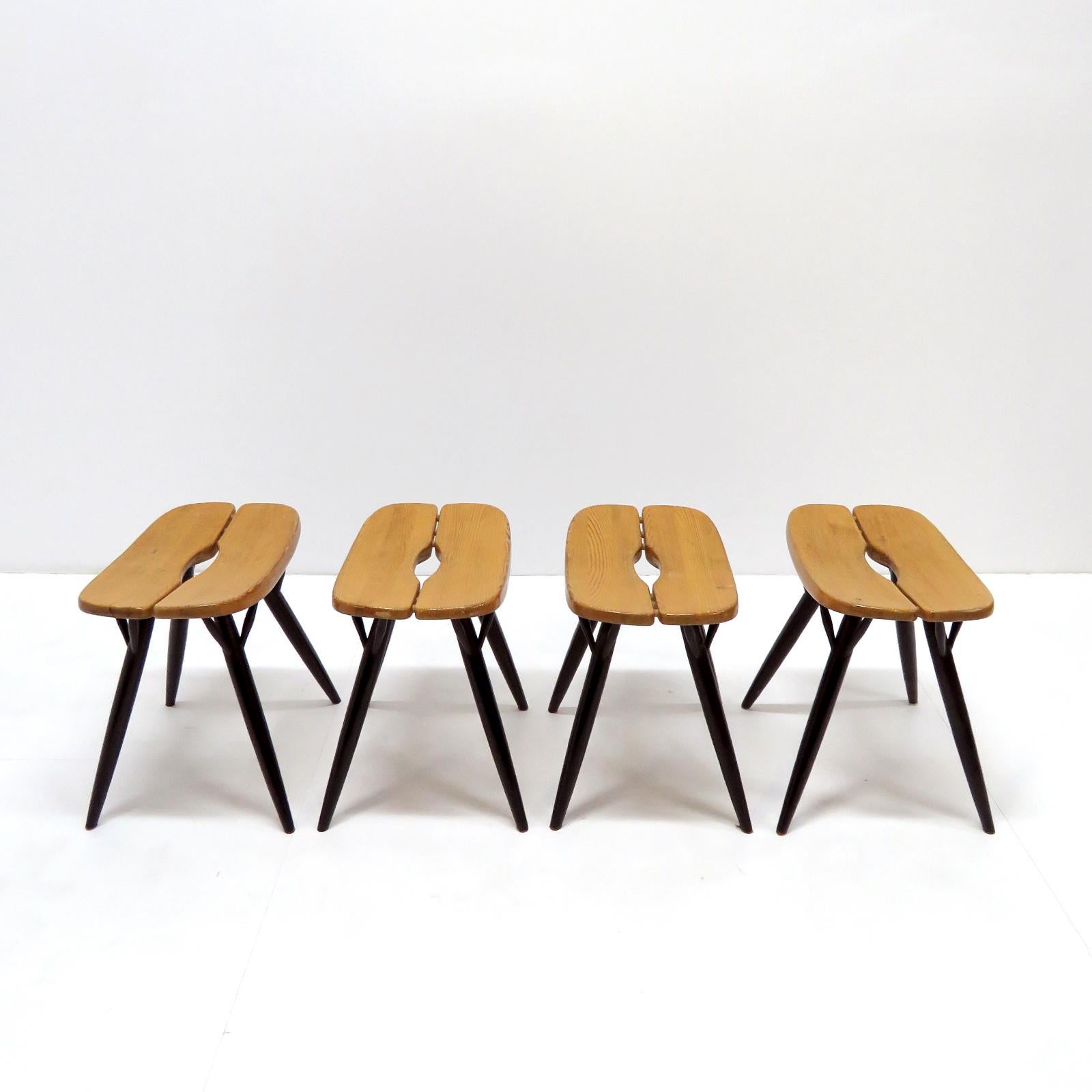 Maravillosos taburetes diseñados por Ilmari Tapiovaara para Laukaan Puu, Finlandia 1955 en madera de pino y patas de espiga lacadas en negro, marcados. 

Precio por unidad.