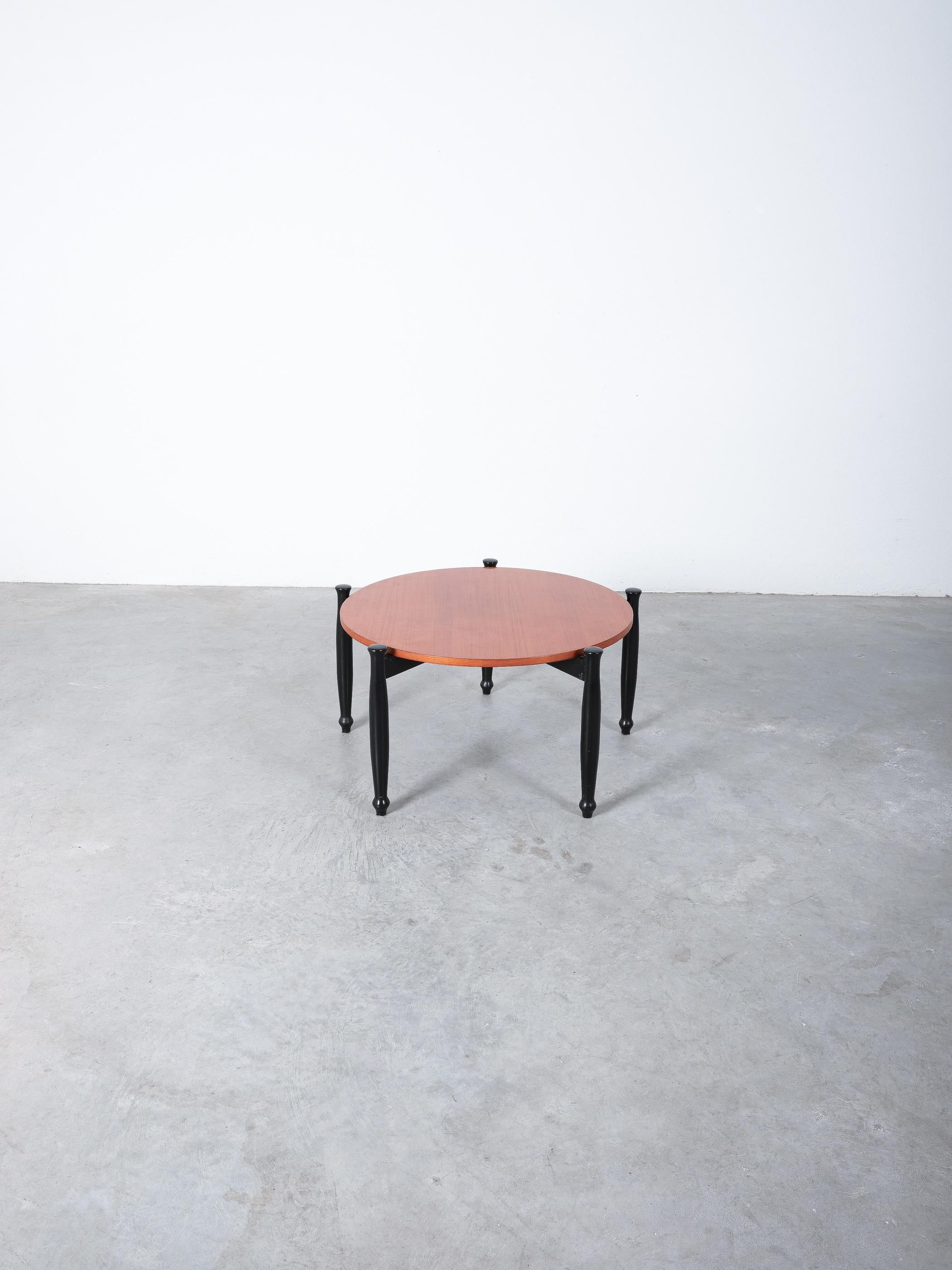 Tisch aus Wengeholz mit, Frankreich, um 1960.

Tisch aus der Mitte des Jahrhunderts aus Nussbaum und Teakholz. Er besteht aus einer kreuzförmigen Basis mit fünf a-symmetrischen Füßen. Wunderschönes Design mit einem Durchmesser von 31