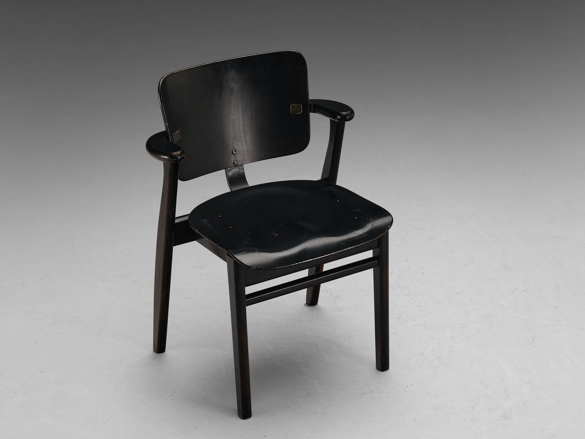 Milieu du XXe siècle Ilmari Tapiovaara Ensemble de quatre chaises de salle à manger 'Domus' en teck teinté noir  en vente