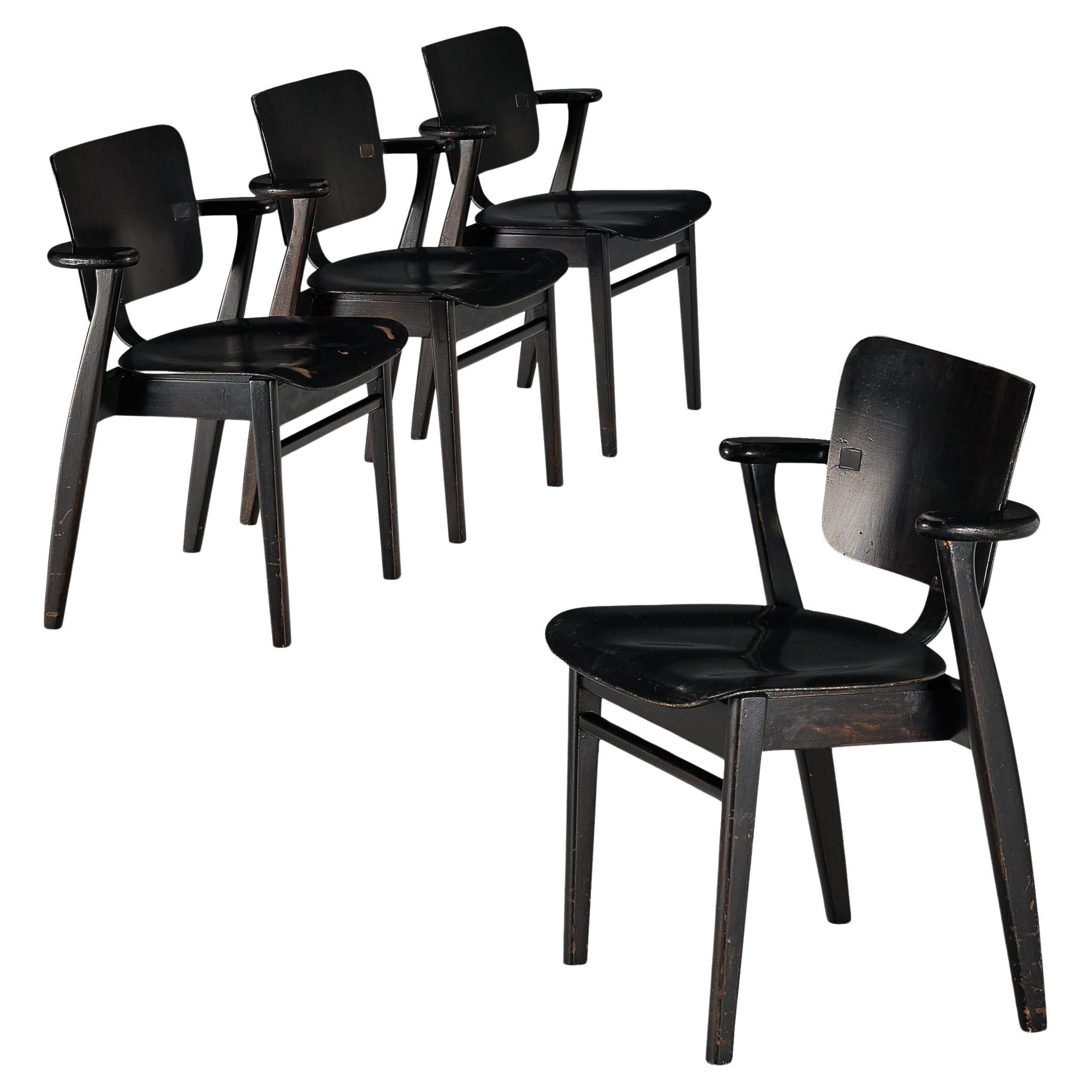 Ilmari Tapiovaara Satz von vier 'Domus' Esszimmerstühlen aus schwarz gebeiztem Teakholz 