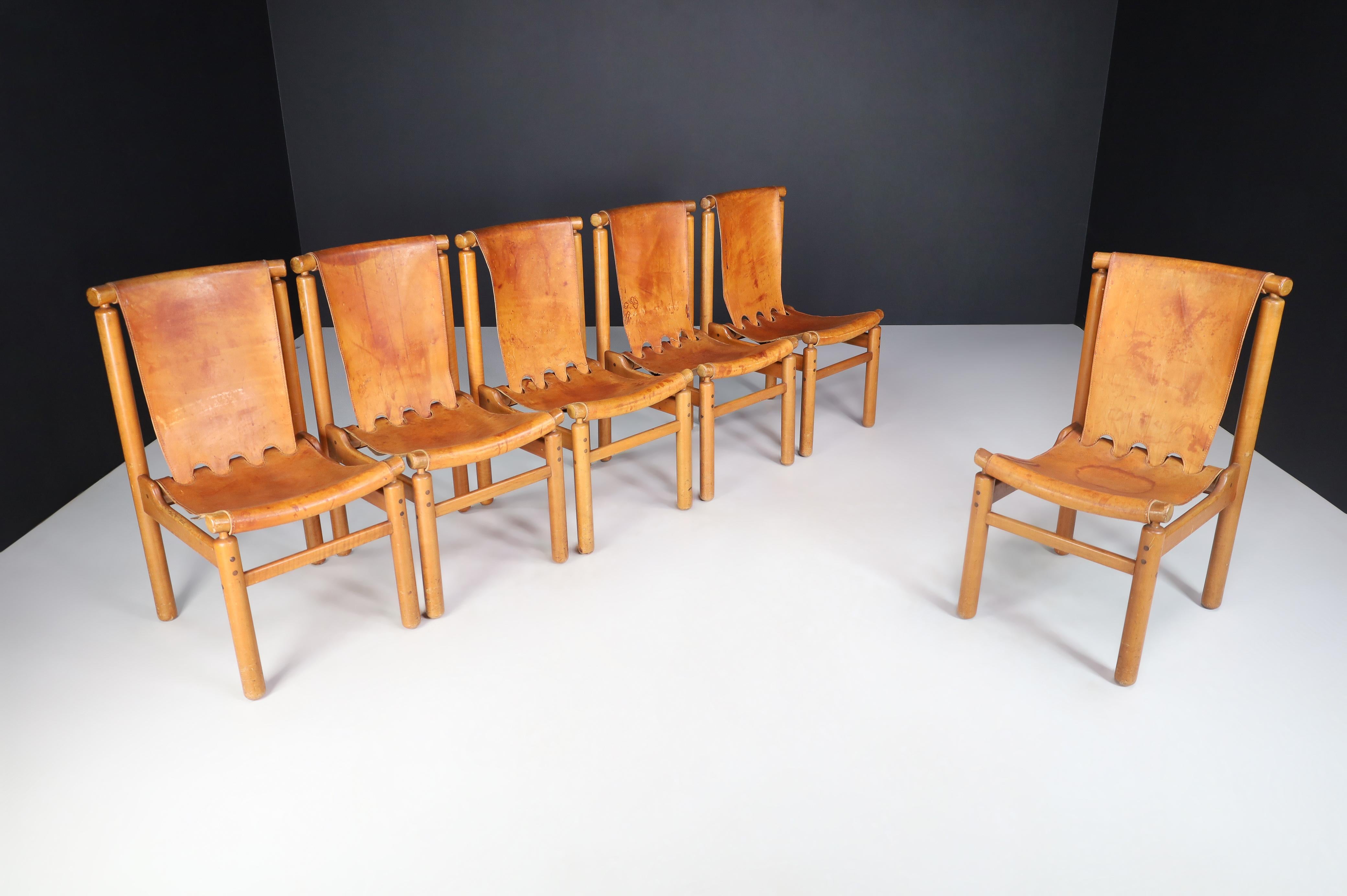 Ilmari Tapiovaara ensemble de six chaises de salle à manger en cuir cognac, Finlande, années 1950

L'ensemble excentrique de six chaises d'Ilmari Tapiovaara pour Permanente Mobili Cantù, dans les années 1950. Le décor est fait d'un cadre