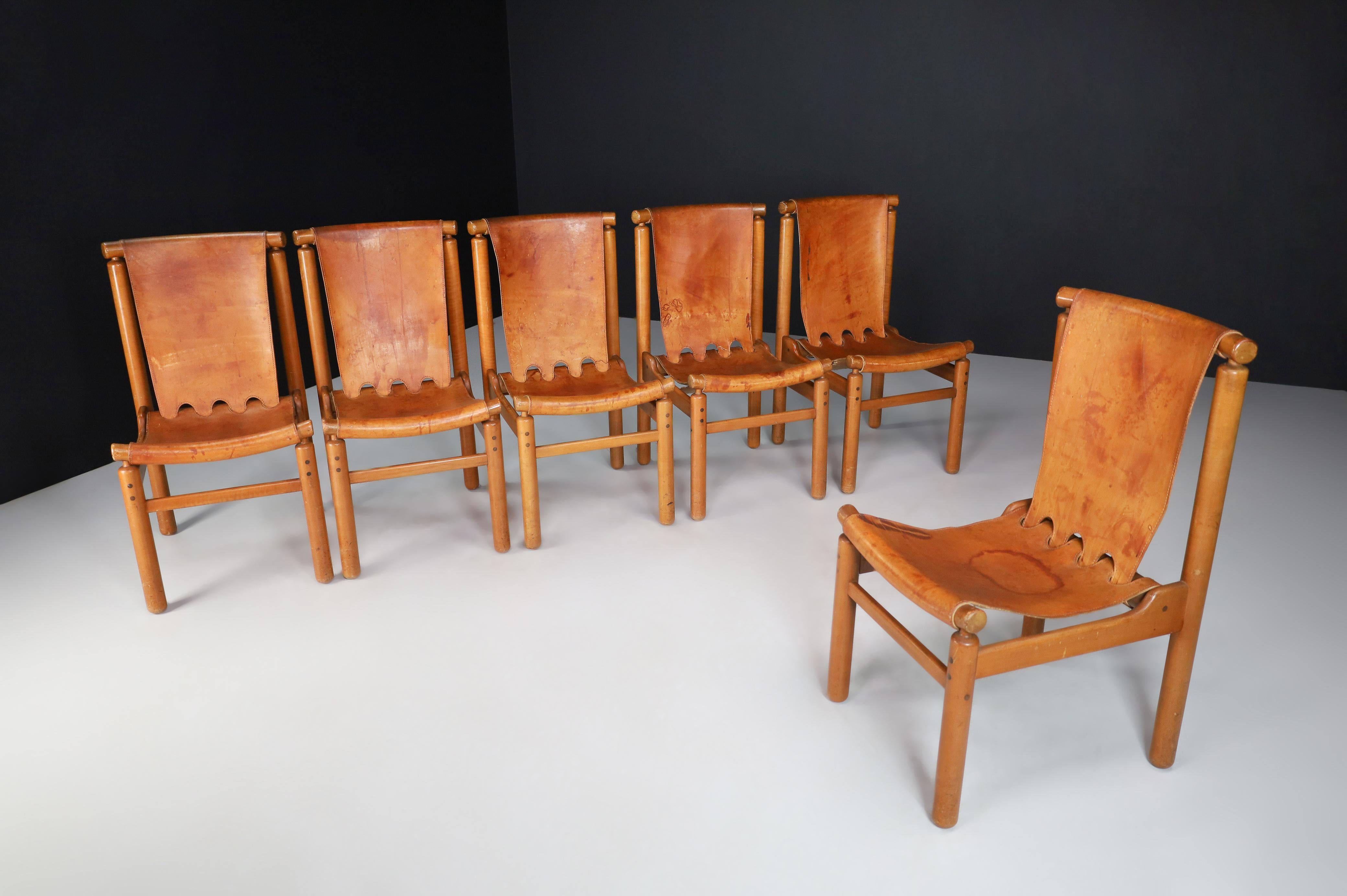 Scandinave moderne Ilmari Tapiovaara - Ensemble de six chaises de salle à manger en cuir cognac, Finlande, années 1960