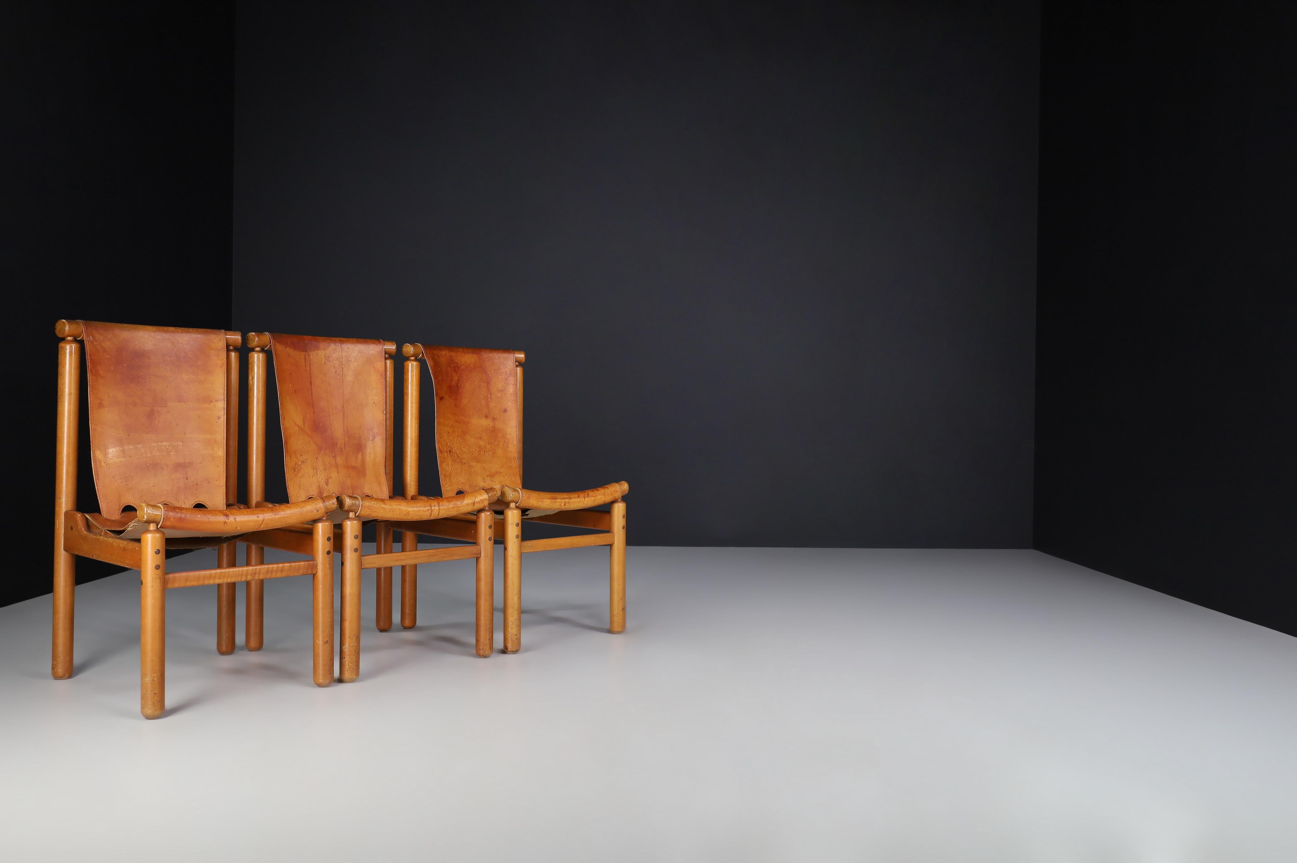 Cuir Ilmari Tapiovaara - Ensemble de six chaises de salle à manger en cuir cognac, Finlande, années 1960