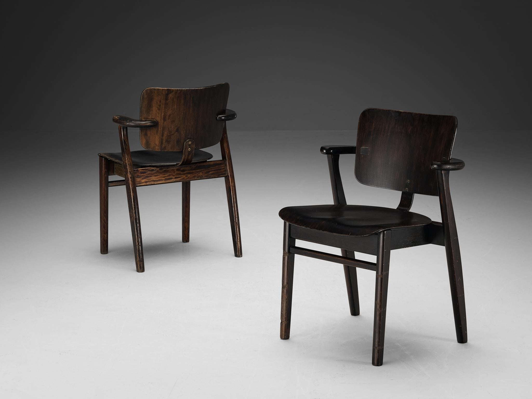 Scandinave moderne Ilmari Tapiovaara Ensemble de six chaises de salle à manger 'Domus' en teck teinté noir  en vente