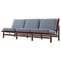Divano Ilmari Tapiovaara in pelle marrone cognac e tappezzeria blu chiaro