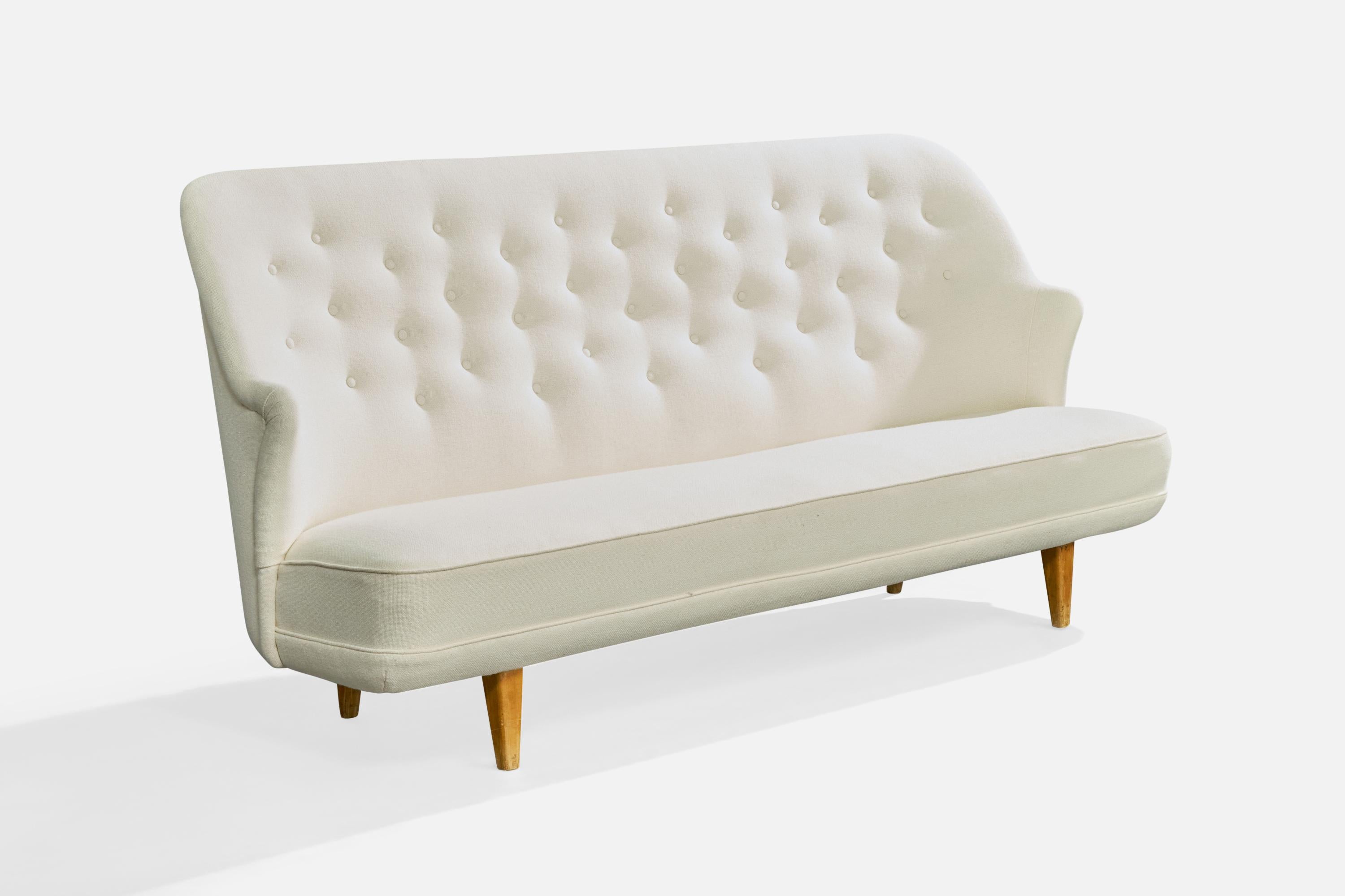 Canapé en bois et tissu blanc conçu par Ilmari Tapiovaara et produit par Keravan Puuteollisuus, Finlande, C.C. 1949.

Littérature : Annuaire 1949 de l'Ornamo.

Rembourré récemment, le tissu est en bon état.

Éraflures mineures à modérées sur