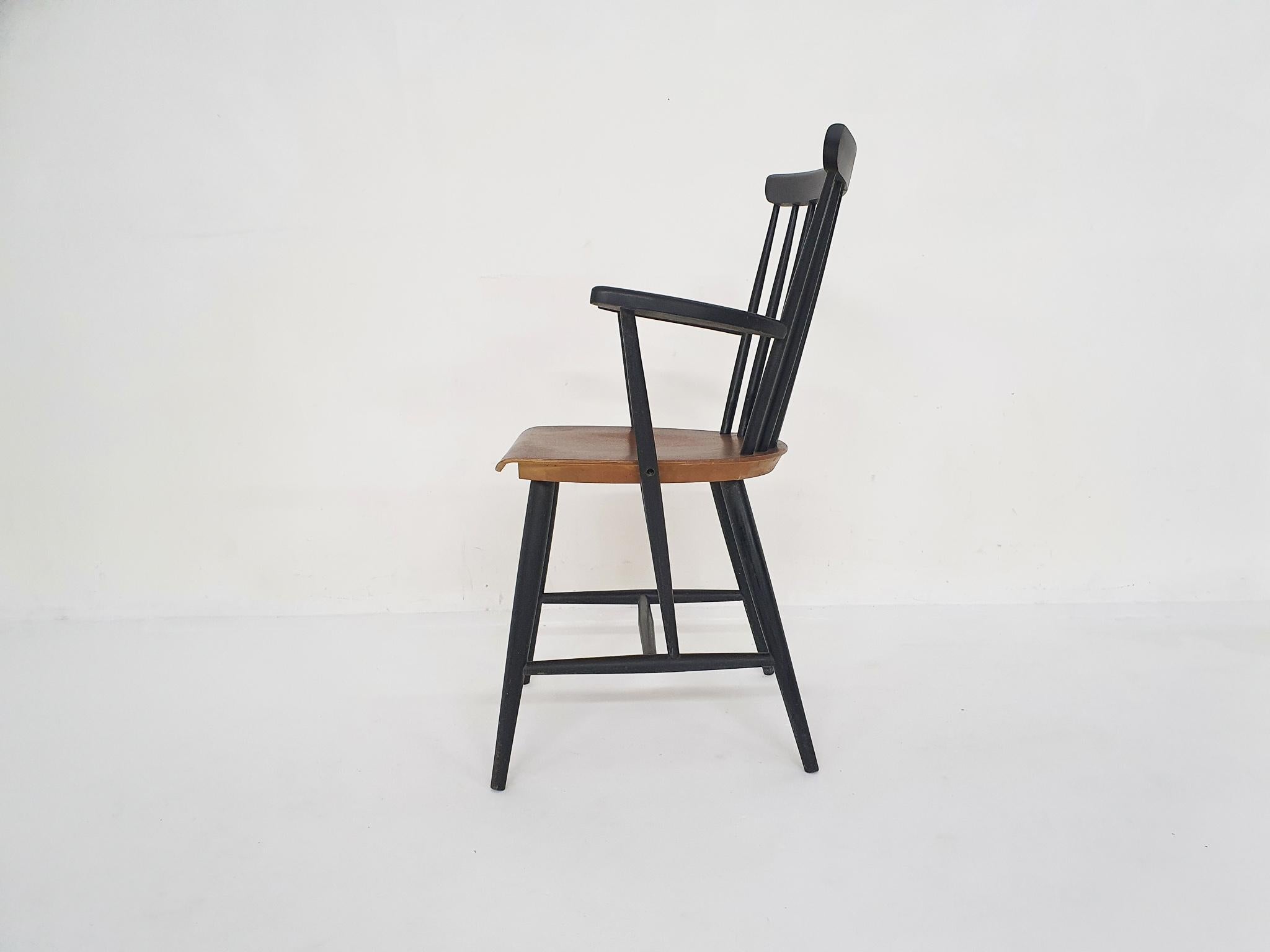 Teak arm chair with black spindles, attributed to Ilmari Tapiovaara.
Measure: The height of the arm rest is 65 cm
Ilmari Tapiovaara was born in Hämeenlinna, Finland in 1914. There he studied interior Industrial Design at the Institute of