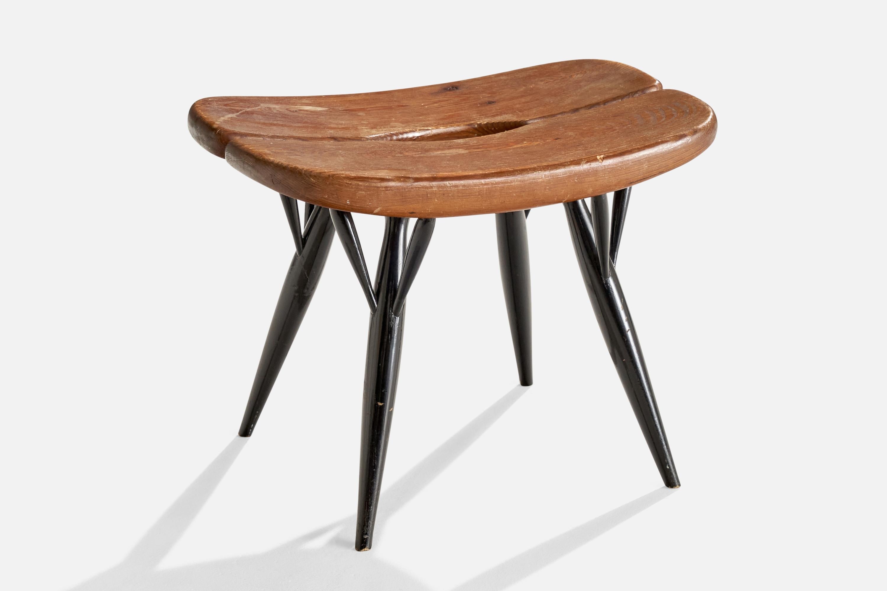 Hocker aus Kiefer und schwarz lackiertem Holz, entworfen von Ilmari Tapivaara und hergestellt von Laukaan Puu OY, Finnland, um 1950.

Sitzhöhe: 13