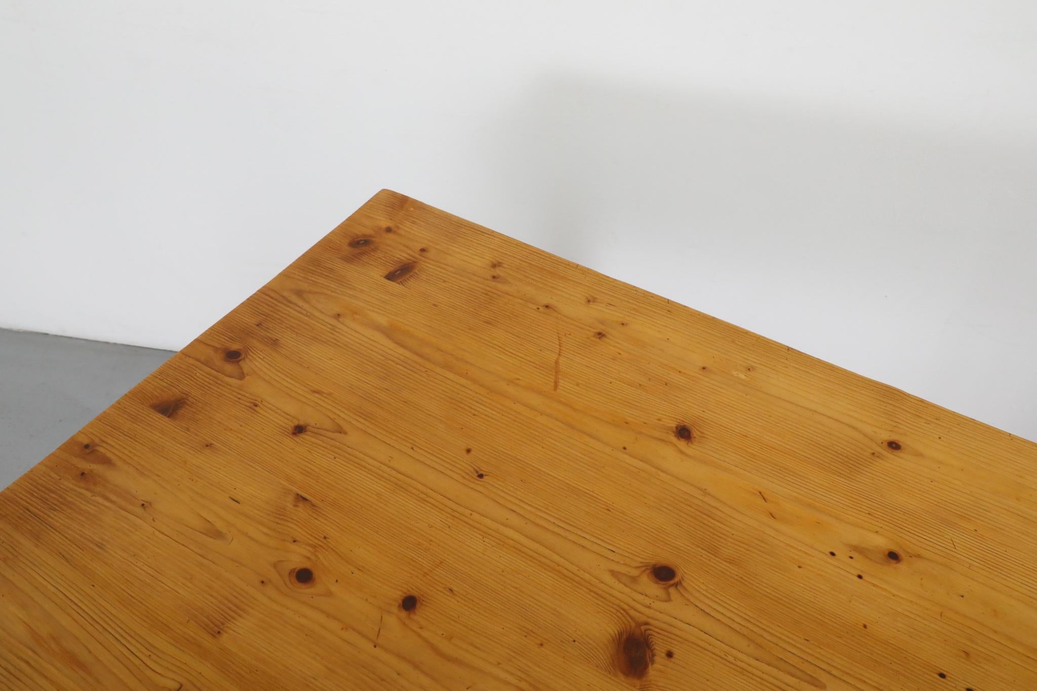 Ilmari Tapiovaara-Stil Kiefernholz-Bauerntisch oder Schreibtisch mit schöner Holzmaserung im Angebot 4