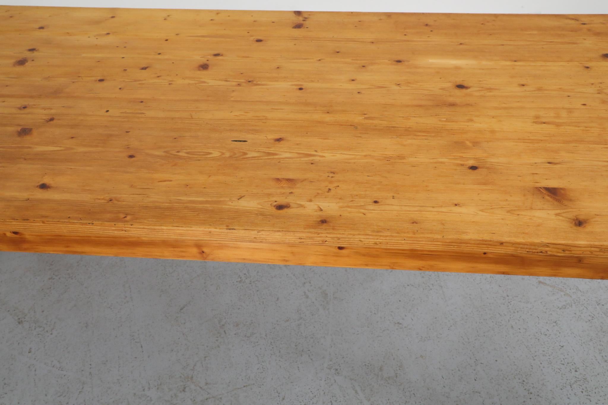 Ilmari Tapiovaara-Stil Kiefernholz-Bauerntisch oder Schreibtisch mit schöner Holzmaserung im Angebot 5