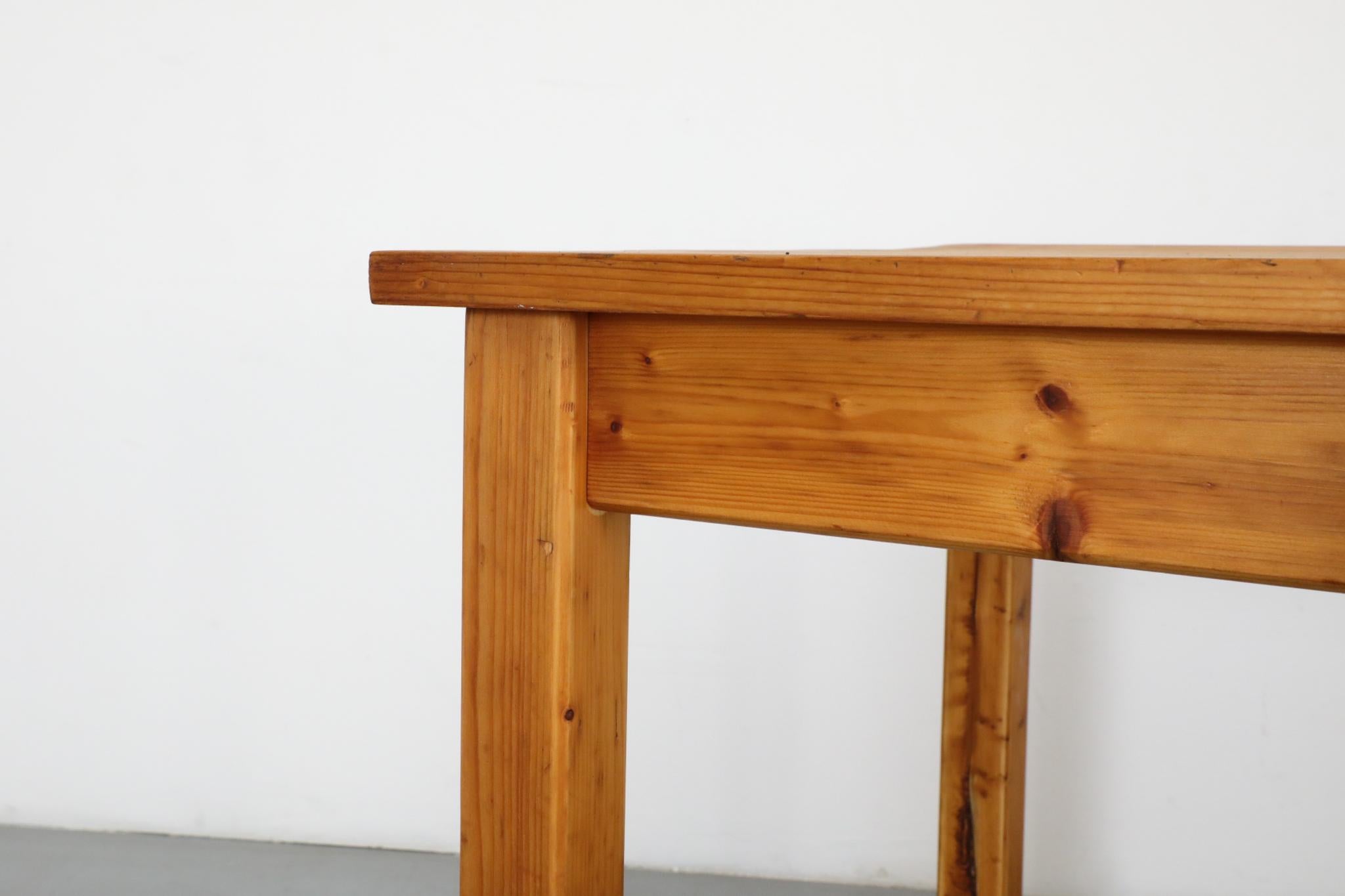 Ilmari Tapiovaara-Stil Kiefernholz-Bauerntisch oder Schreibtisch mit schöner Holzmaserung im Angebot 6