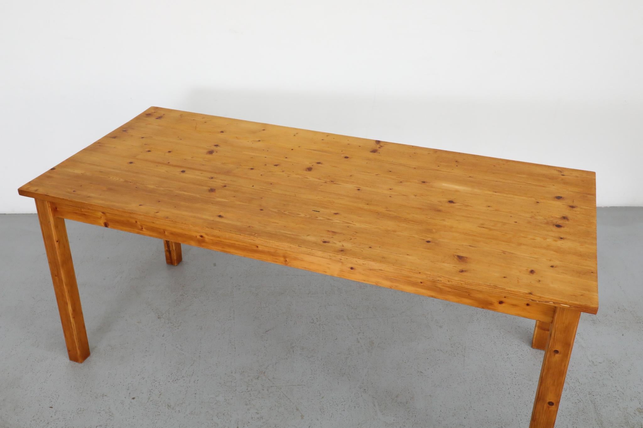 Ilmari Tapiovaara-Stil Kiefernholz-Bauerntisch oder Schreibtisch mit schöner Holzmaserung im Angebot 7